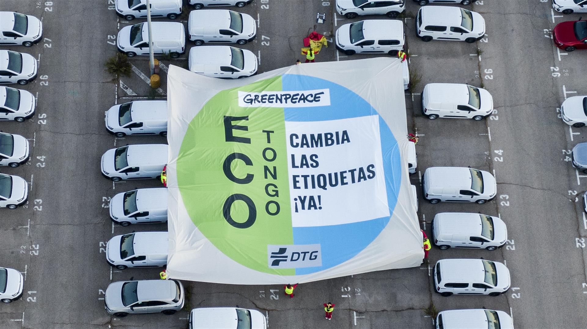 Fotografía facilitada por Greenpeace (Handout/Mario Gomez), cuyos activistas han accedido hoy a las instalaciones de un gran grupo de automoción en Villaverde (Madrid) para desplegar una enorme pancarta con forma de etiqueta de la DGT sobre decenas de automóviles. EFE