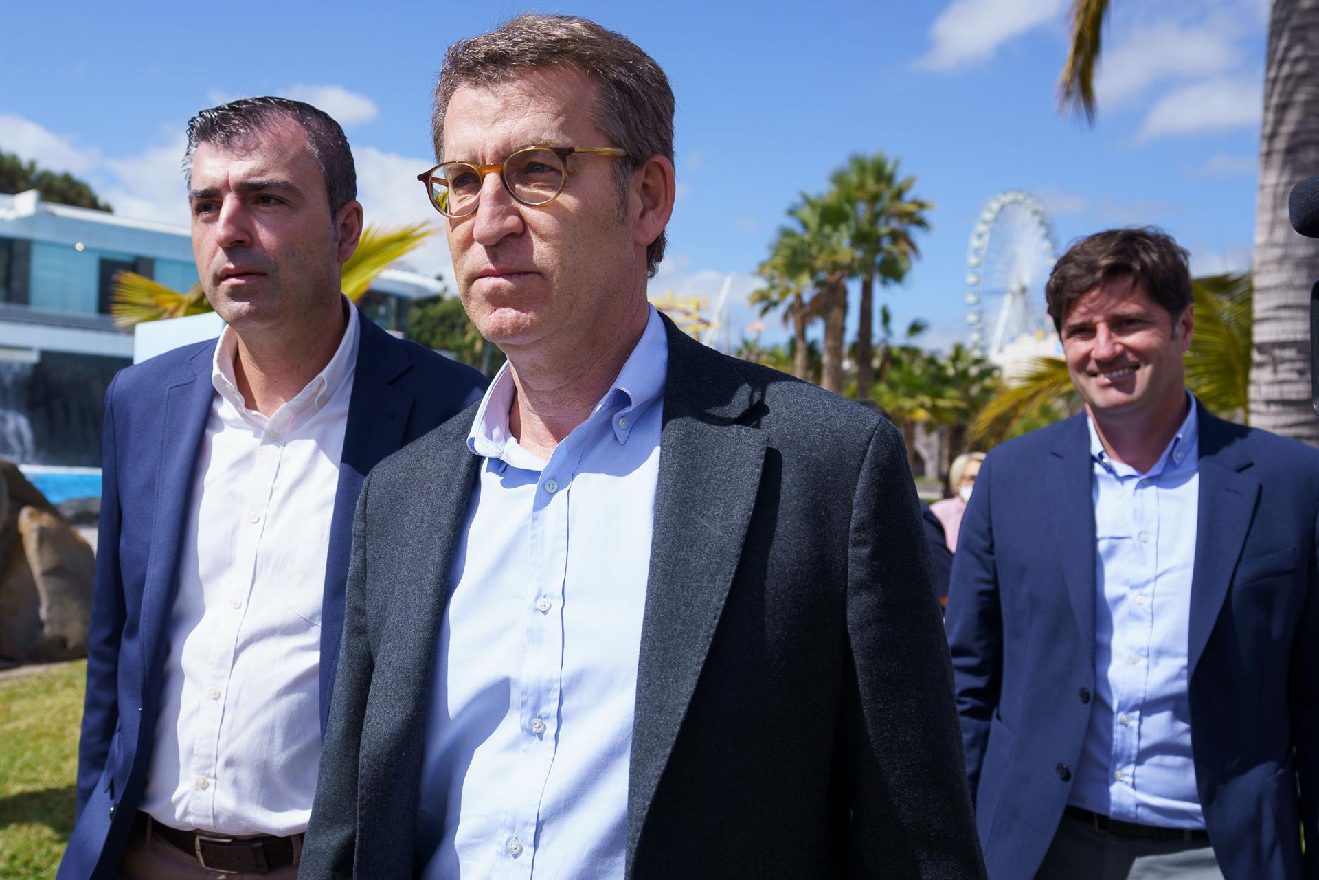 Foto de archivo del presidente del PP, Alberto Núñez Feijóo (c), en Tenerife, acompañado por el líder del partido en Canarias, Manuel Domínguez (i). EFE/Ramón de la Rocha