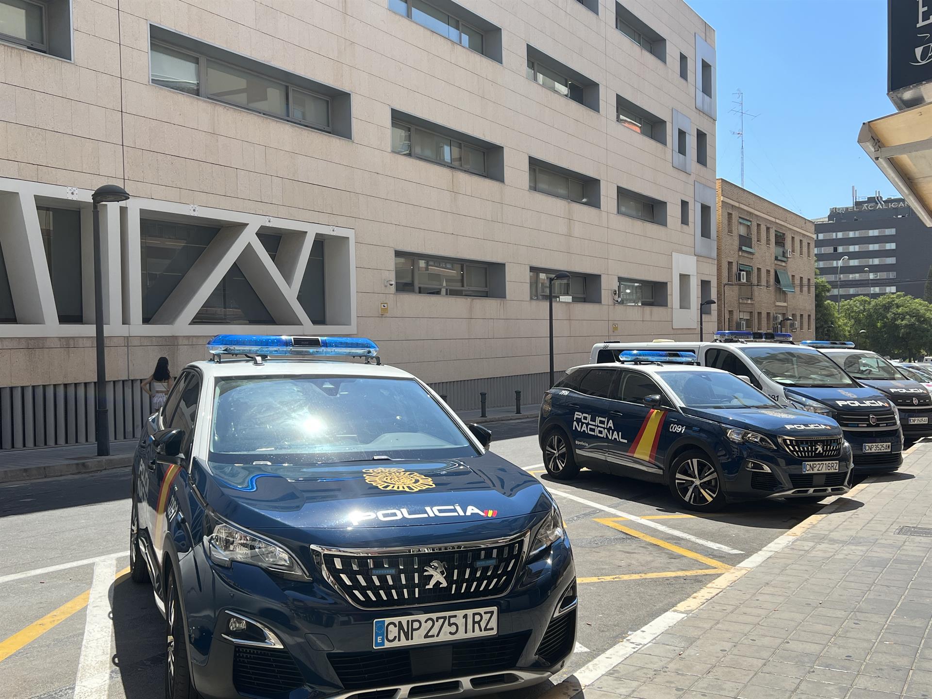 Imagen de varias patrullas de la comisaría de Alicante, facilitada por la Policía Nacional.