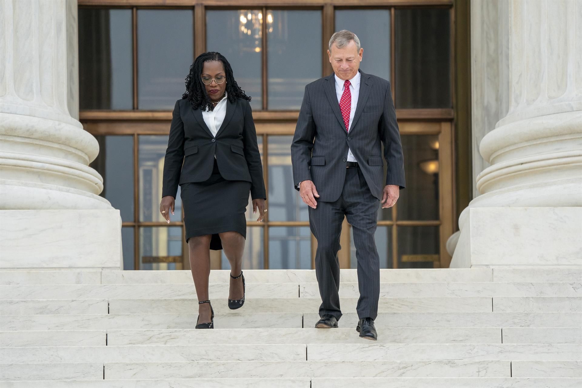 El presidente del Tribunal Supremo, John Roberts (d) camina con la jueza afroamericana del Tribunal Supremo Ketanji Brown Jackson en Washington, DC, EE. UU. EFE/EPA/Shawn Thew