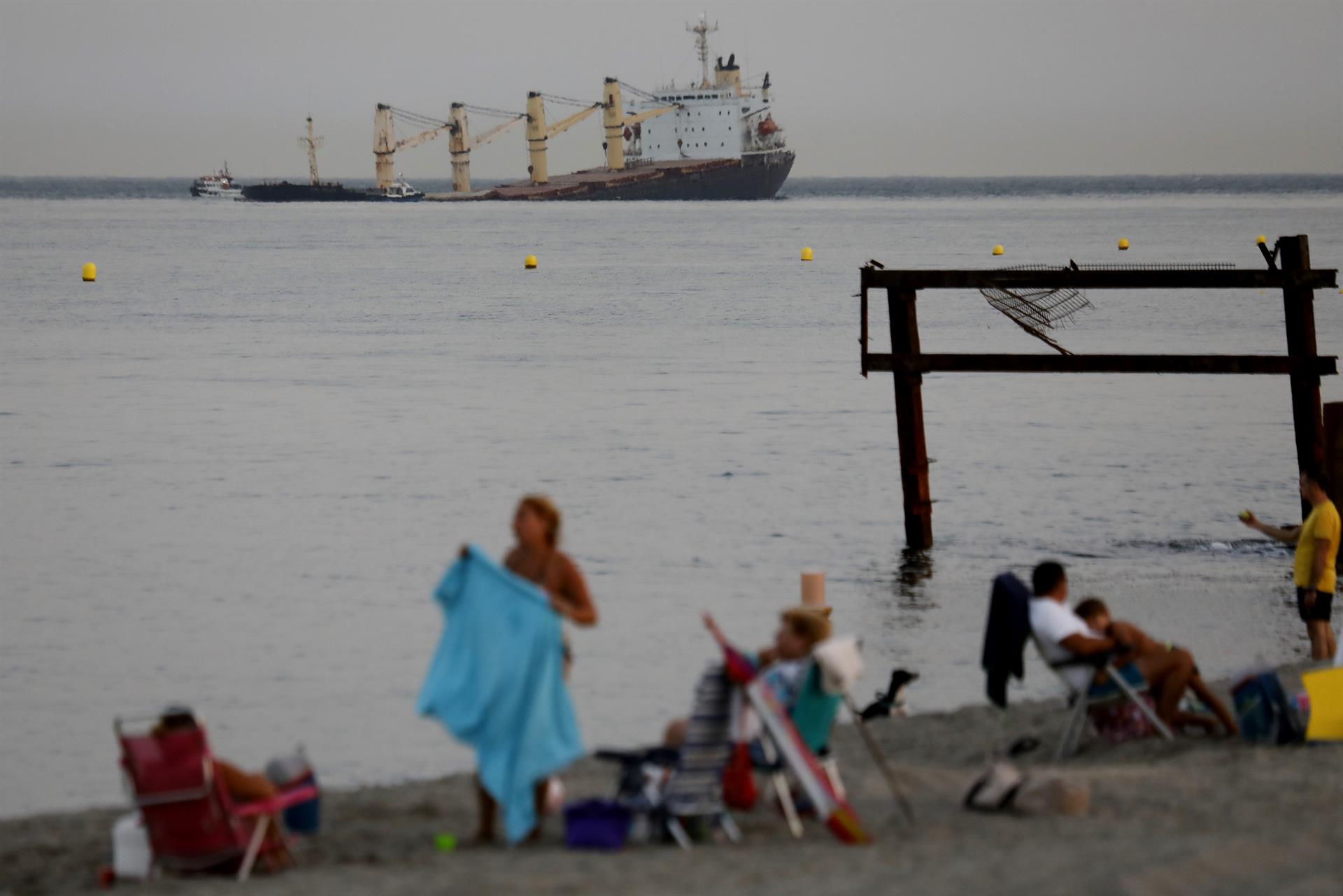 El casco de un barco granelero cargado de hidrocarburos se ha roto este miércoles después de que chocara el martes con otro buque cuando salía de Gibraltar. EFE/Archivo