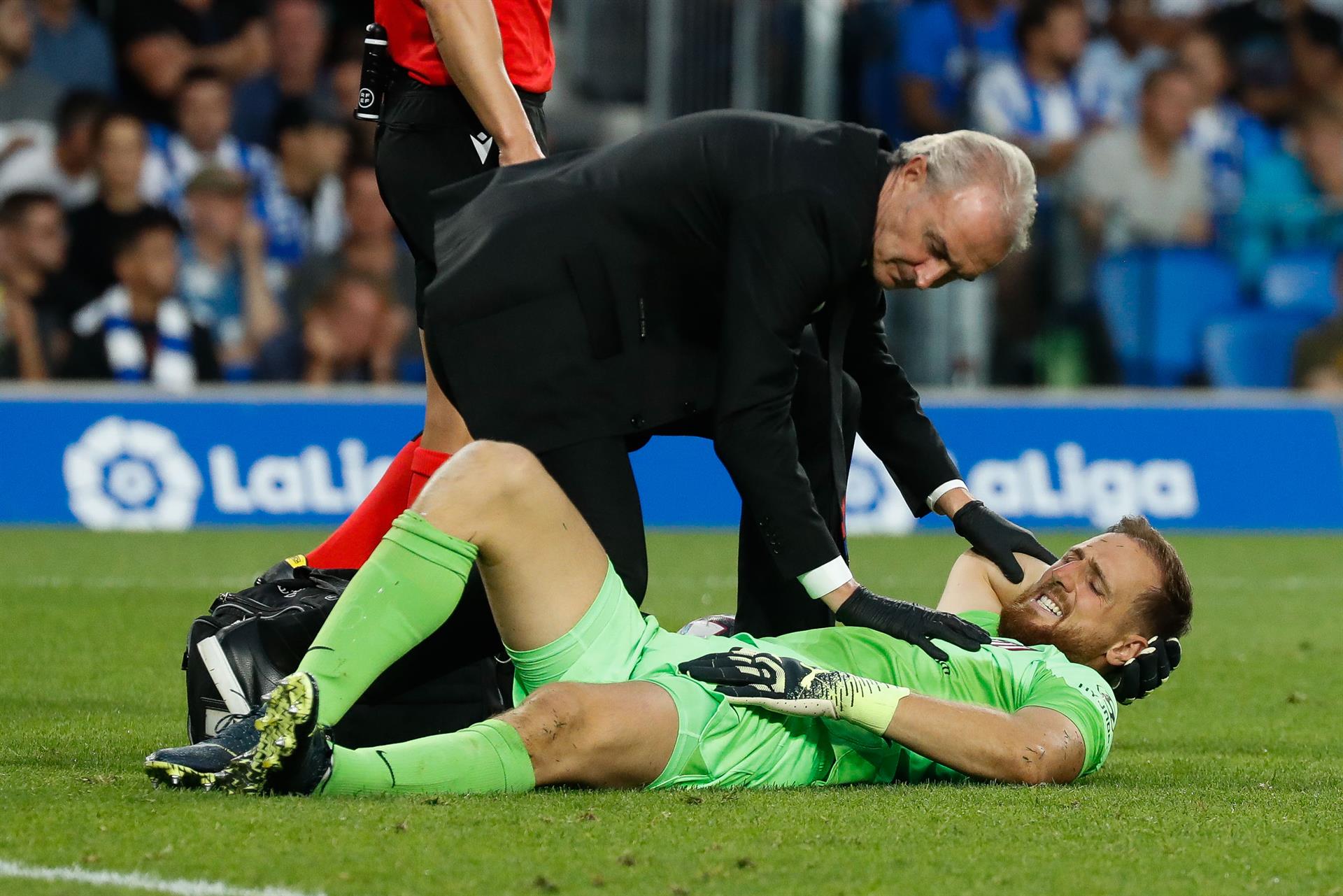 Jan Oblak, en el suelo tras lesionarse este sábado ante la Real Sociedad. EFE/ Javier Etxezarreta