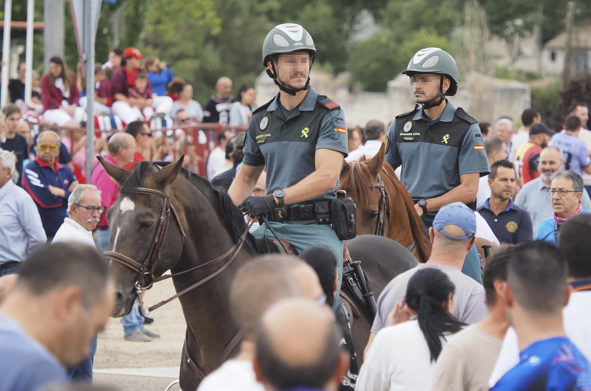 Dos guardias civiles a caballo velan por el orden público durante la celebración del festejo del Toro de la Vega en Tordesillas (Valadolid), este martes. EFE/ R. García
