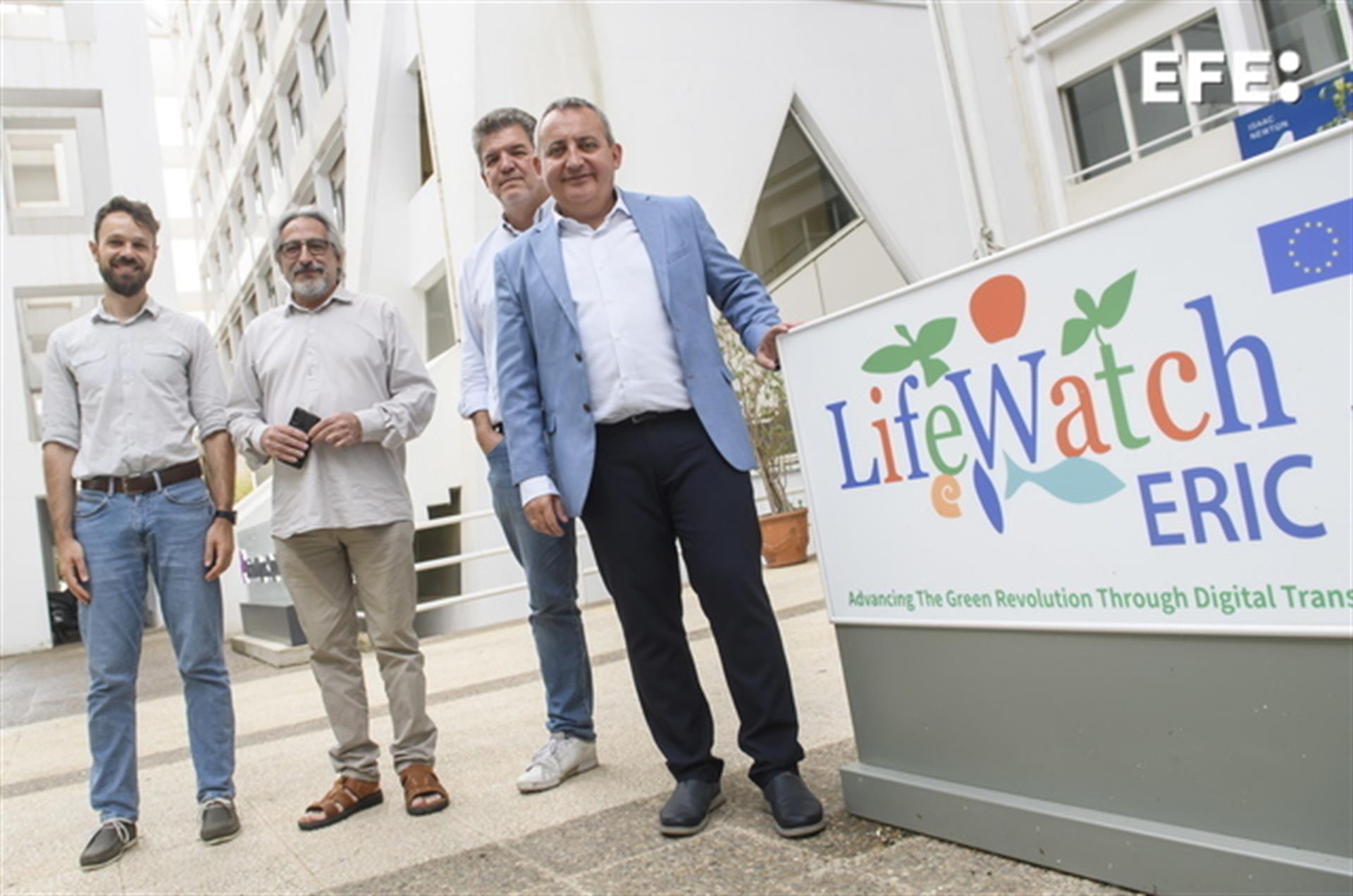 El Director Tecnológico del Consorcio Europeo LifeWatch Eric, Juan Miguel González Aranda(d) posa con tres compañeros, durante la entrevista concedida a EFE. EFE/ Raúl Caro.