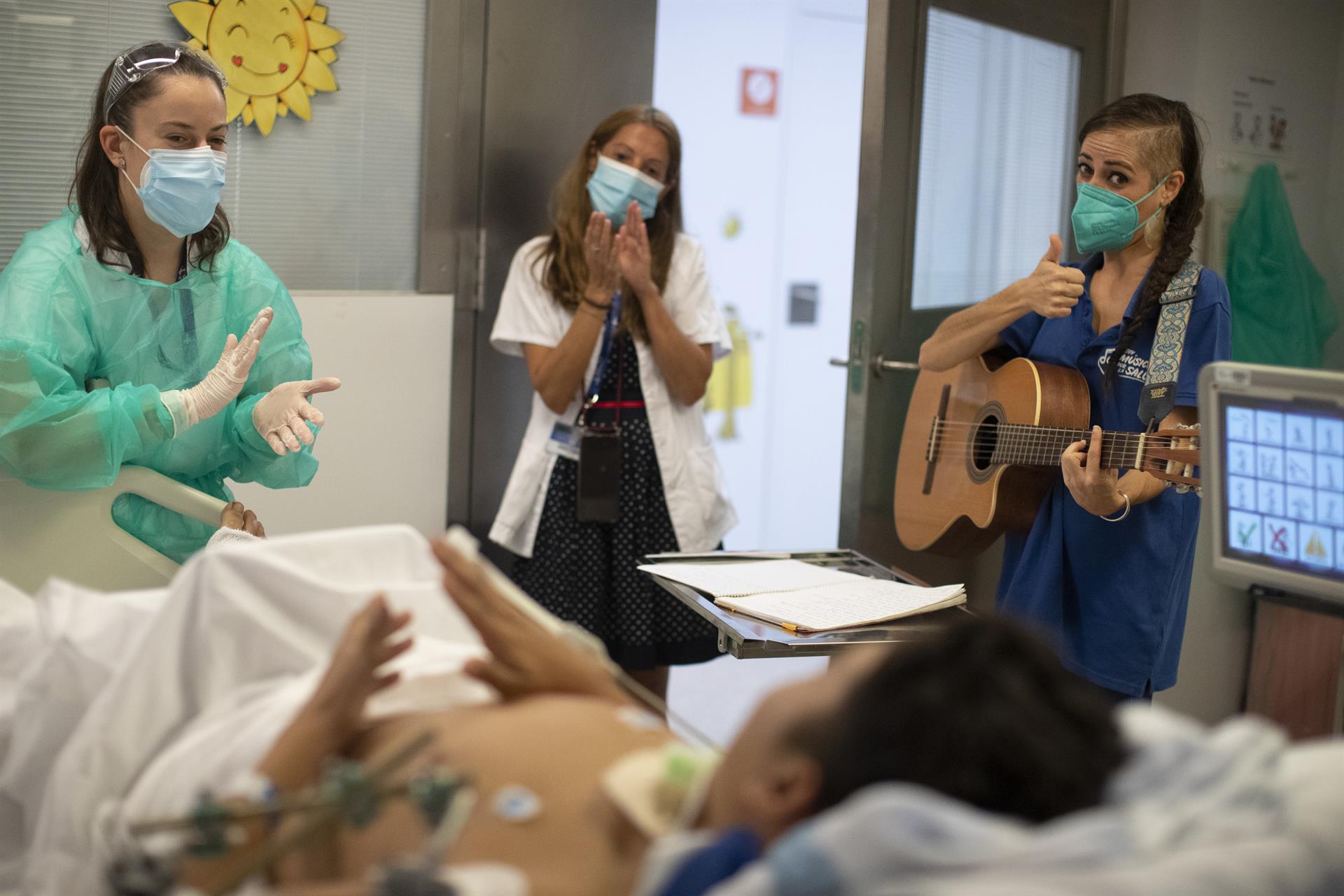 La ONG Músicos por la Salud ofrece hoy conciertos personalizados en directo a pacientes del Hospital Vall d'Hebron.