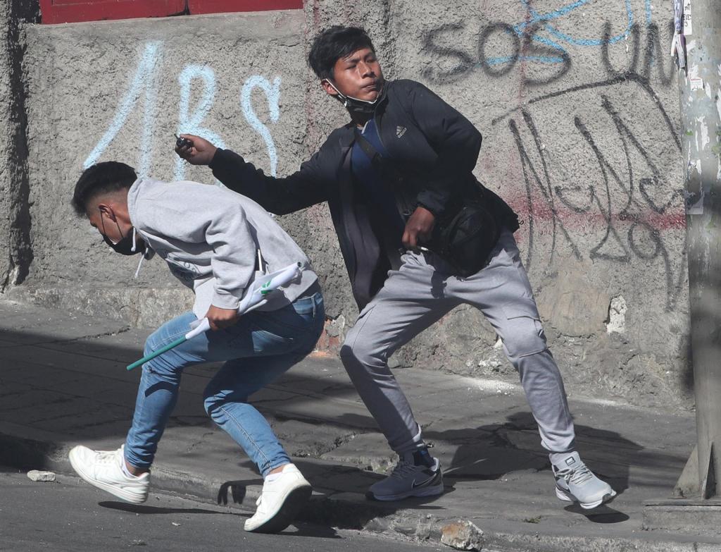 Miembros de la Asociación Departamental de Productores de Coca (Adepcoca) se enfrentan con policías antidisturbios en las calles de La Paz (Bolivia), este 19 de septiembre de 2022. EFE/Martín Alipaz