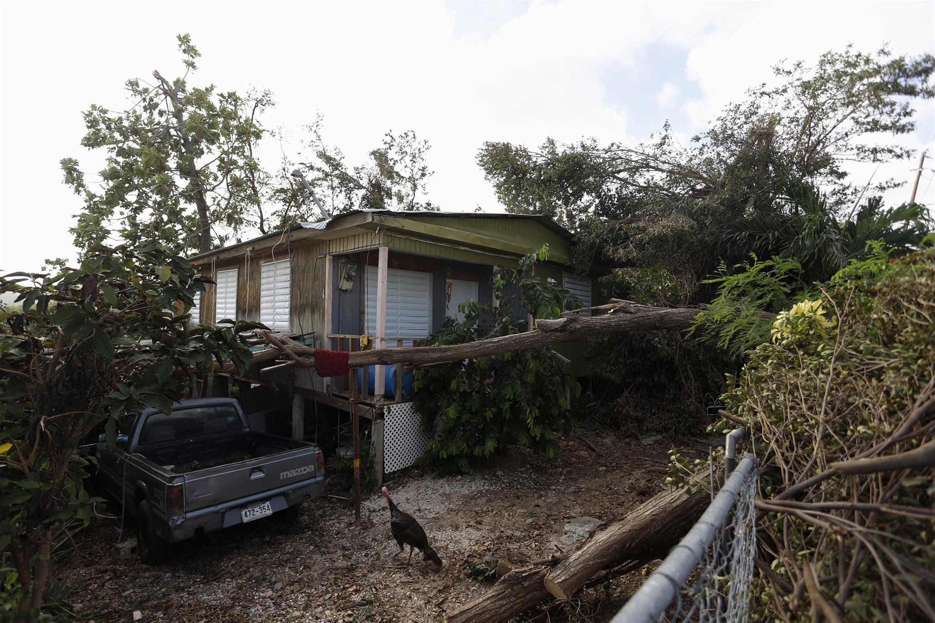 Fotografía de este miércoles donde se muestra una casa destrozada por el paso del huracán Fiona por el barrio Punta Diamante en Ponce, Puerto Rico. EFE/Thais Llorca
