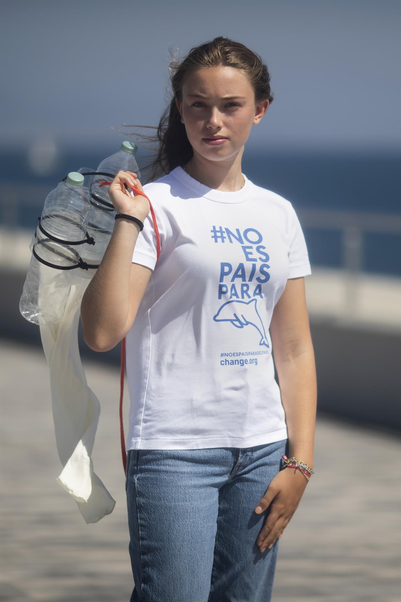Olivia Mandle, que vive en Barcelona, tiene 15 años y ya le llaman la 'Greta Thunberg española' por su activismo en favor del medio ambiente, contra el cambio climático y la protección de los animales, posa durante la entrevista con Efe en la que denuncia que "Los políticos no quieren escuchar, sólo atienden a las grandes empresas y sus intereses económicos".