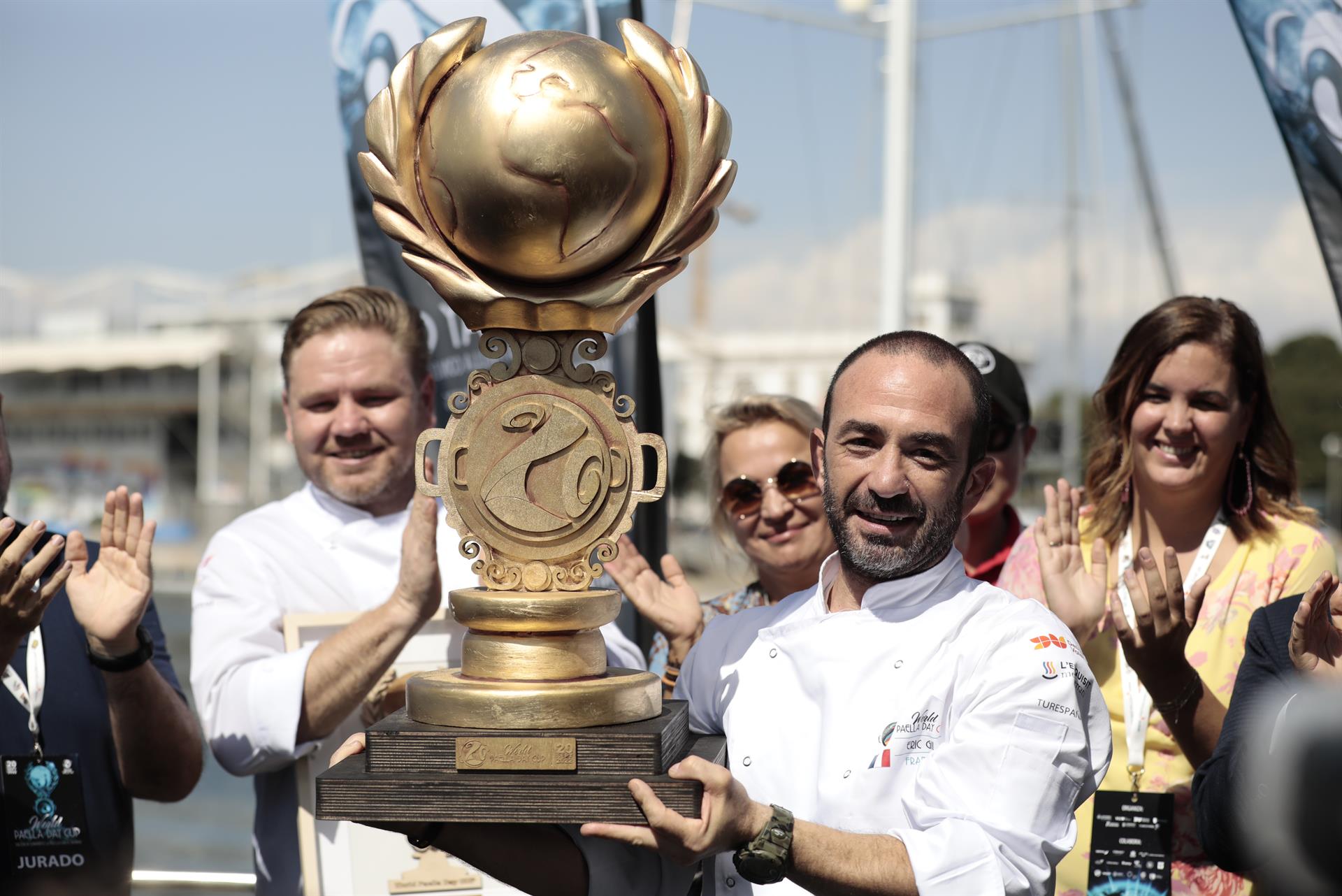 El cocinero francés, Eric Gil, con el trofeo ganador de la World Paella Day Cup 2022. EFE/ Ana Escobar