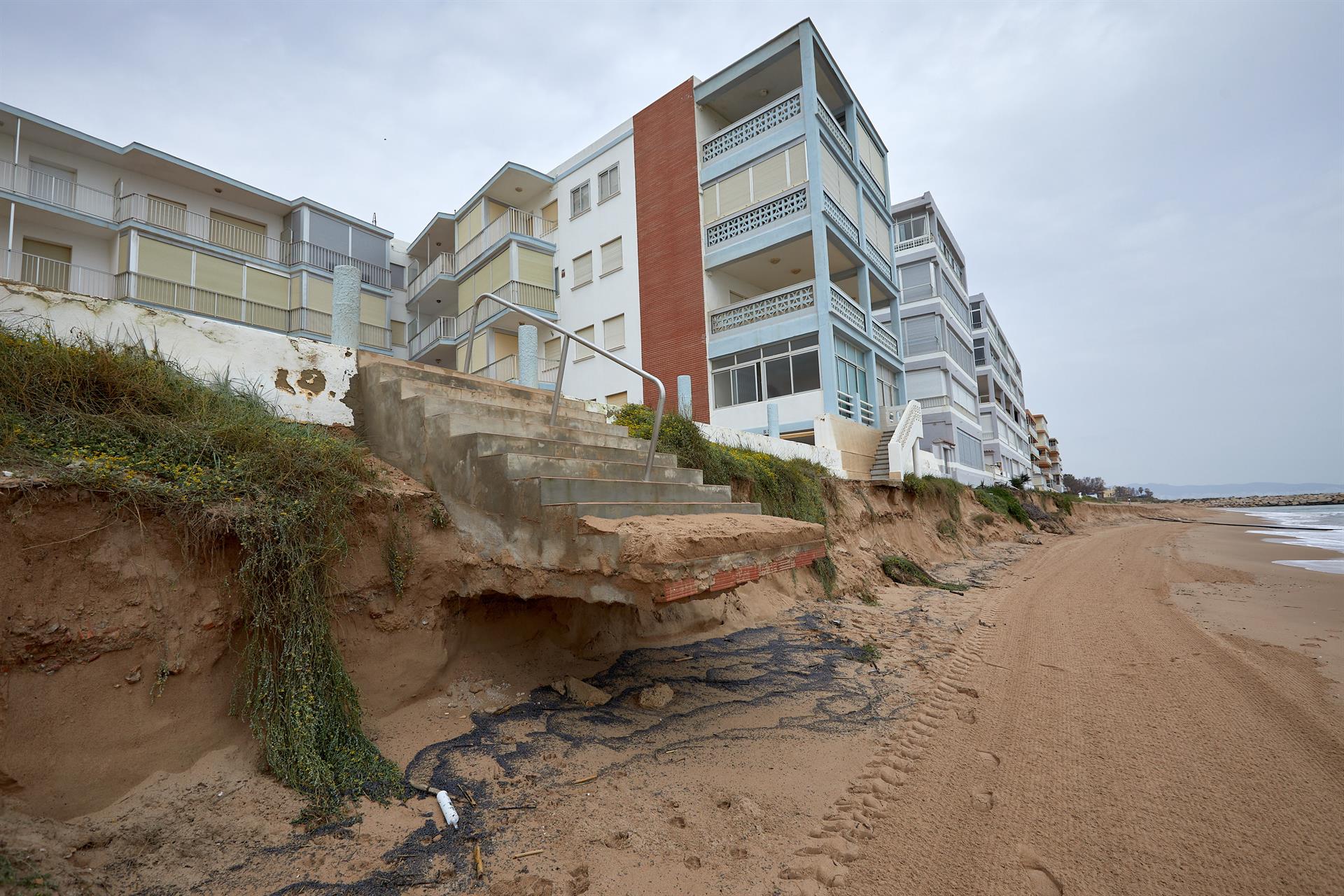 Vista general de los accesos a la playa desde los apartamentos en primera fila dañados por el oleaje en la playa de Tavernes de la Valldigna por el temporal de marzo. EFE/Natxo Francés/Archivo