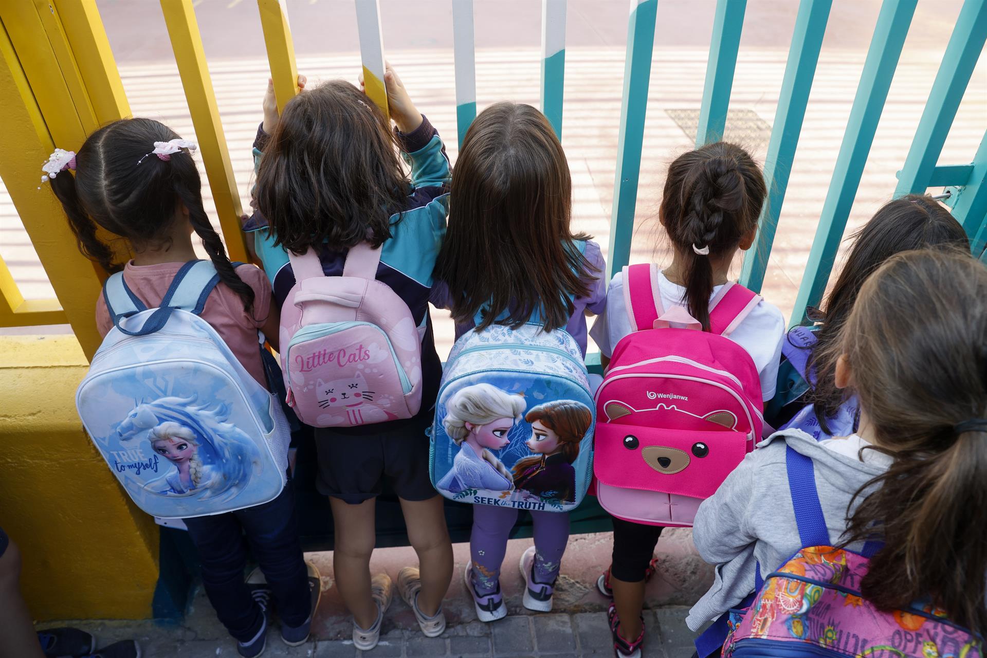 Varios niños esperan la apertura de puertas del colegio Hernán Cortés este miércoles, día del inicio del curso escolar 2022-23 en Madrid. EFE/Juan Carlos Hidalgo