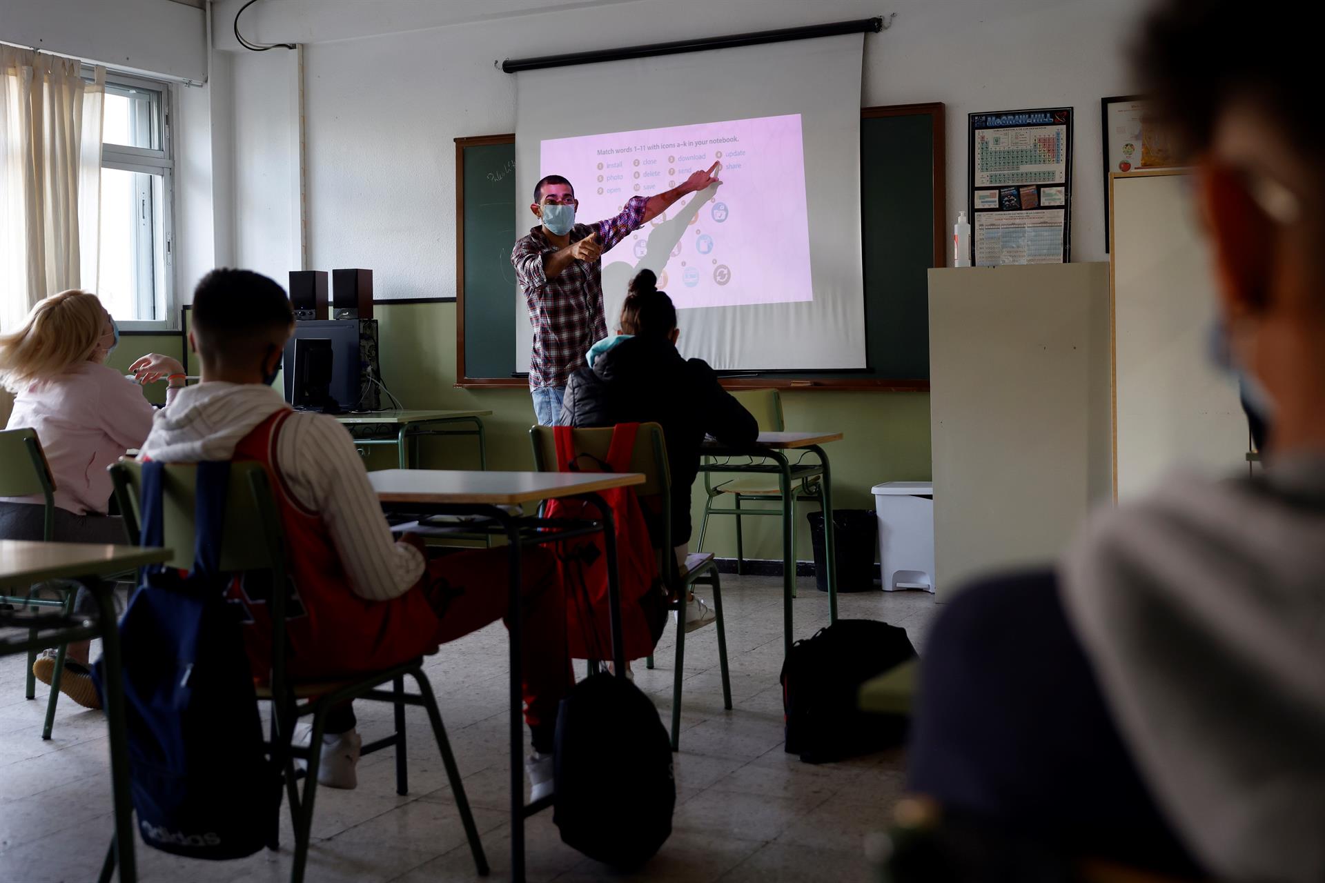 Alumnos atienden las explicaciones del profesor en un aula de IES. EFE/Mariscal/Archivo