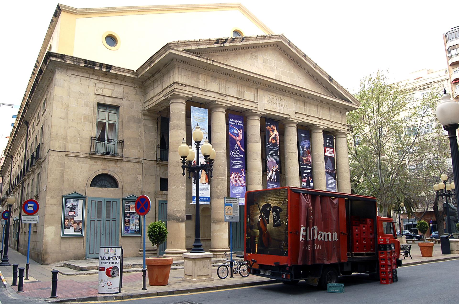 La fachada principal del Teatro Principal de Alicante. Archivo/EFE/ J. Benet