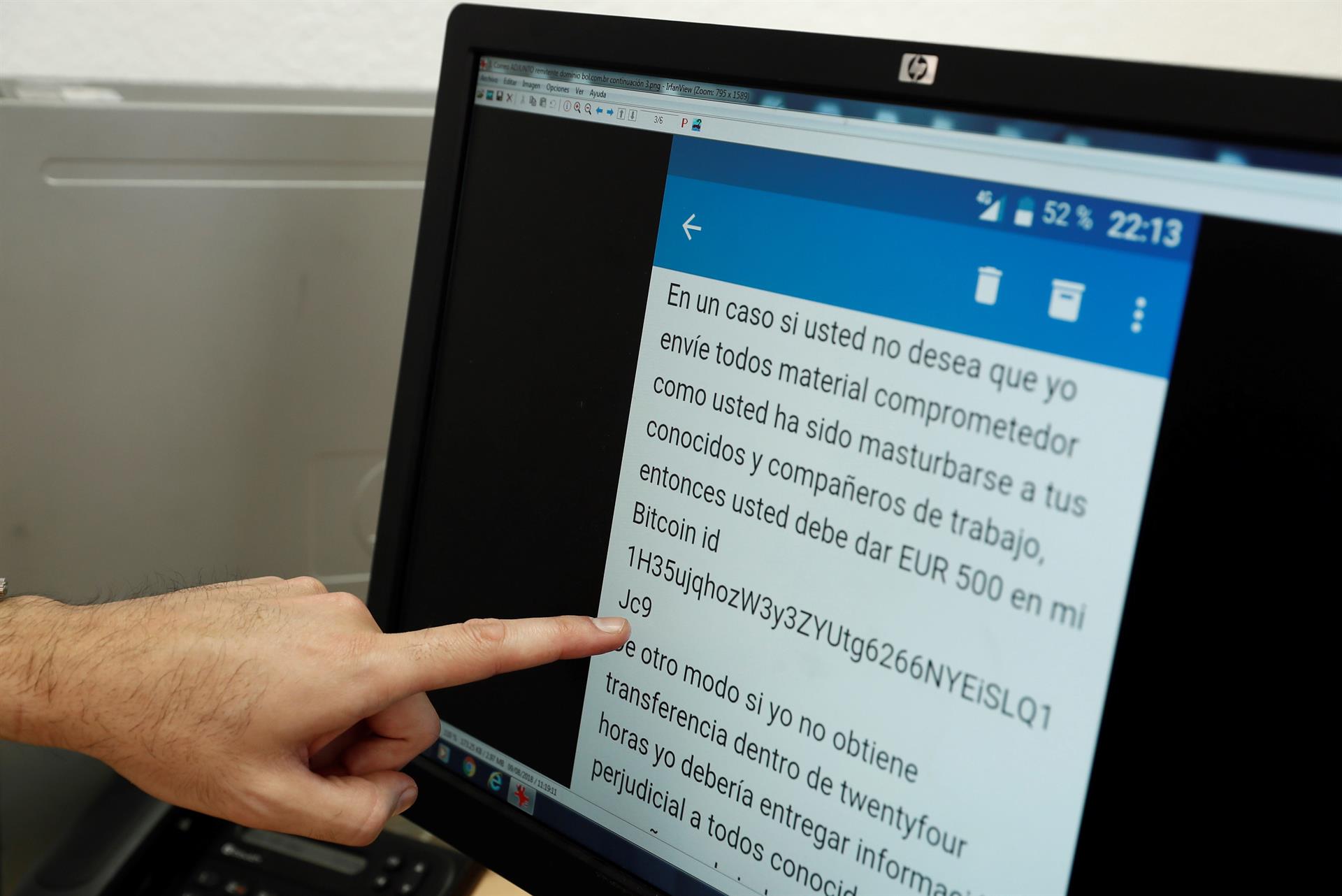Un agente muestra un correo de una investigación policial contra la sextorsión. EFE/Mariscal/Archivo