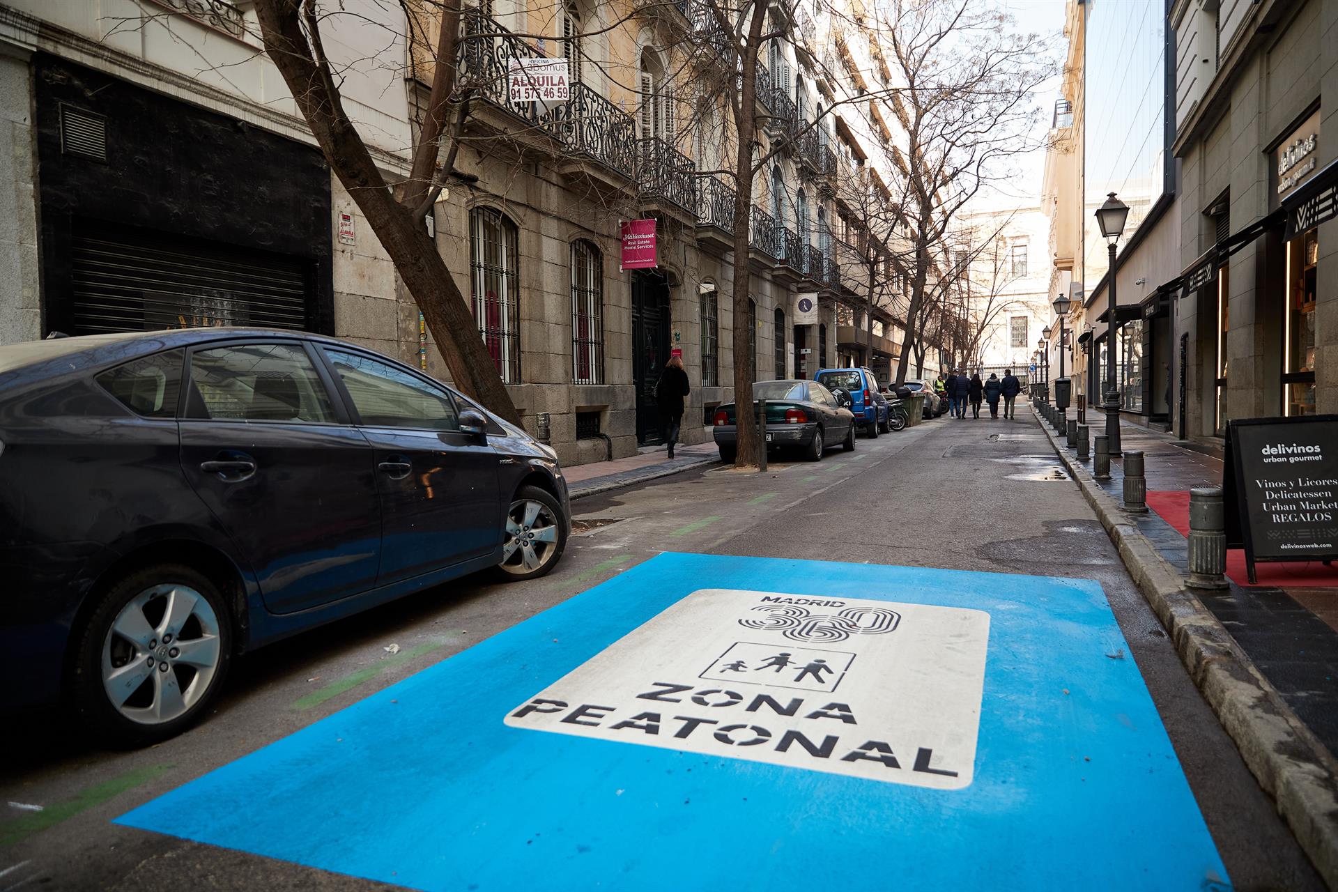 Fotografía de archivo de la calle Cid durante los preparativos para su peatonalización en Madrid. EFE/Miguel Osés