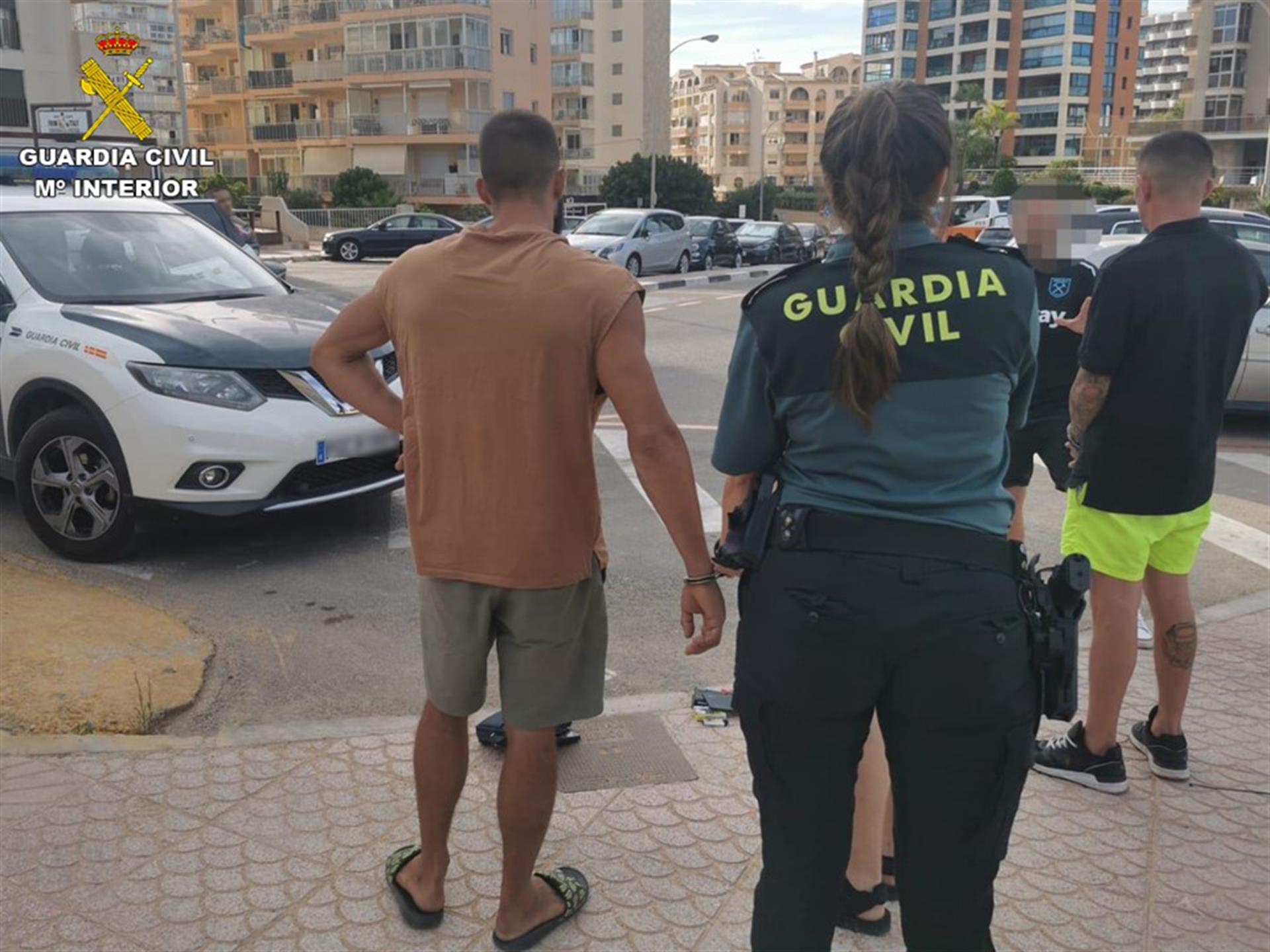 La Guardia Civil con uno de los detenidos.