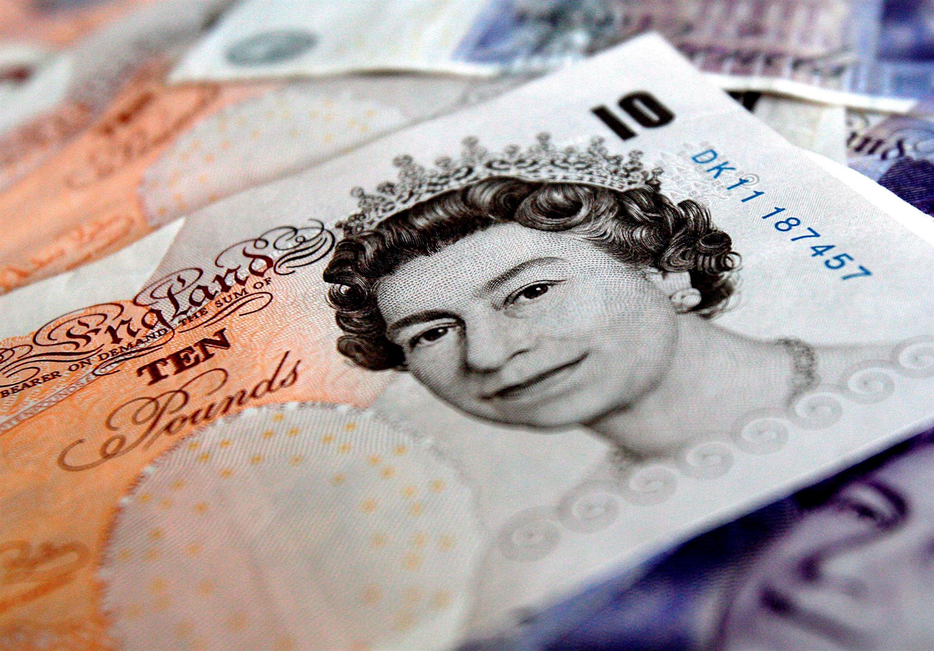 Imagen de archivo fechada el 13 de agosto de 2008 que muestra un billete de diez libras en Londres. EFE/Andy Rain