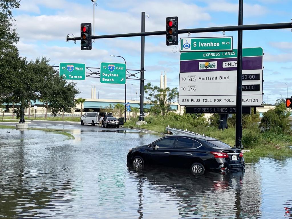 Vista de las inundaciones tras el paso del huracán Ian, en Orlando, Florida (EE.UU.), este 30 de septiembre de 2022. EFE/EPA/Gary Bogdon
