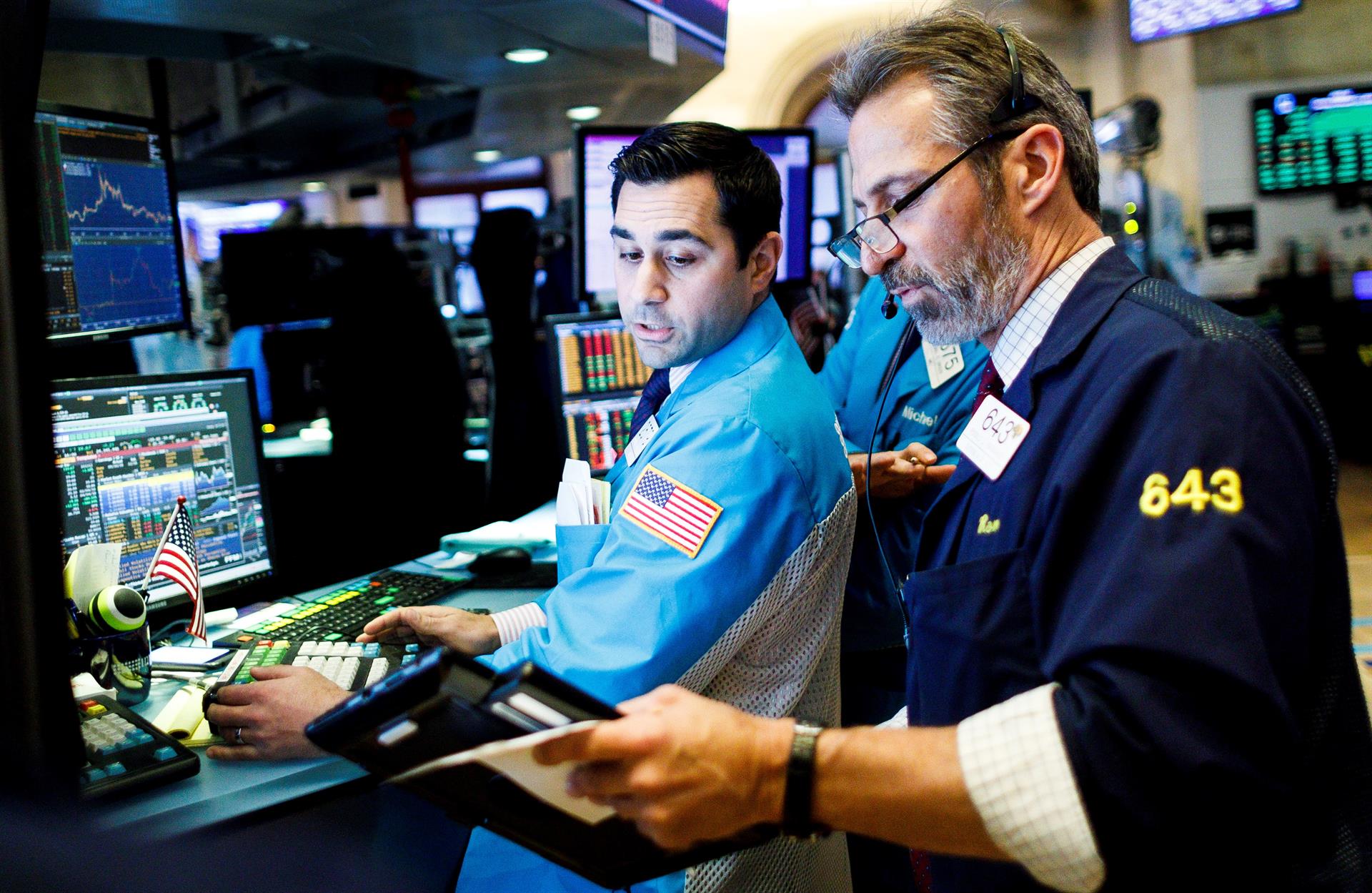 Corredores de bolsa trabajan este martes en la Bolsa de Nueva York (EE.UU.). EFE/Justin Lane