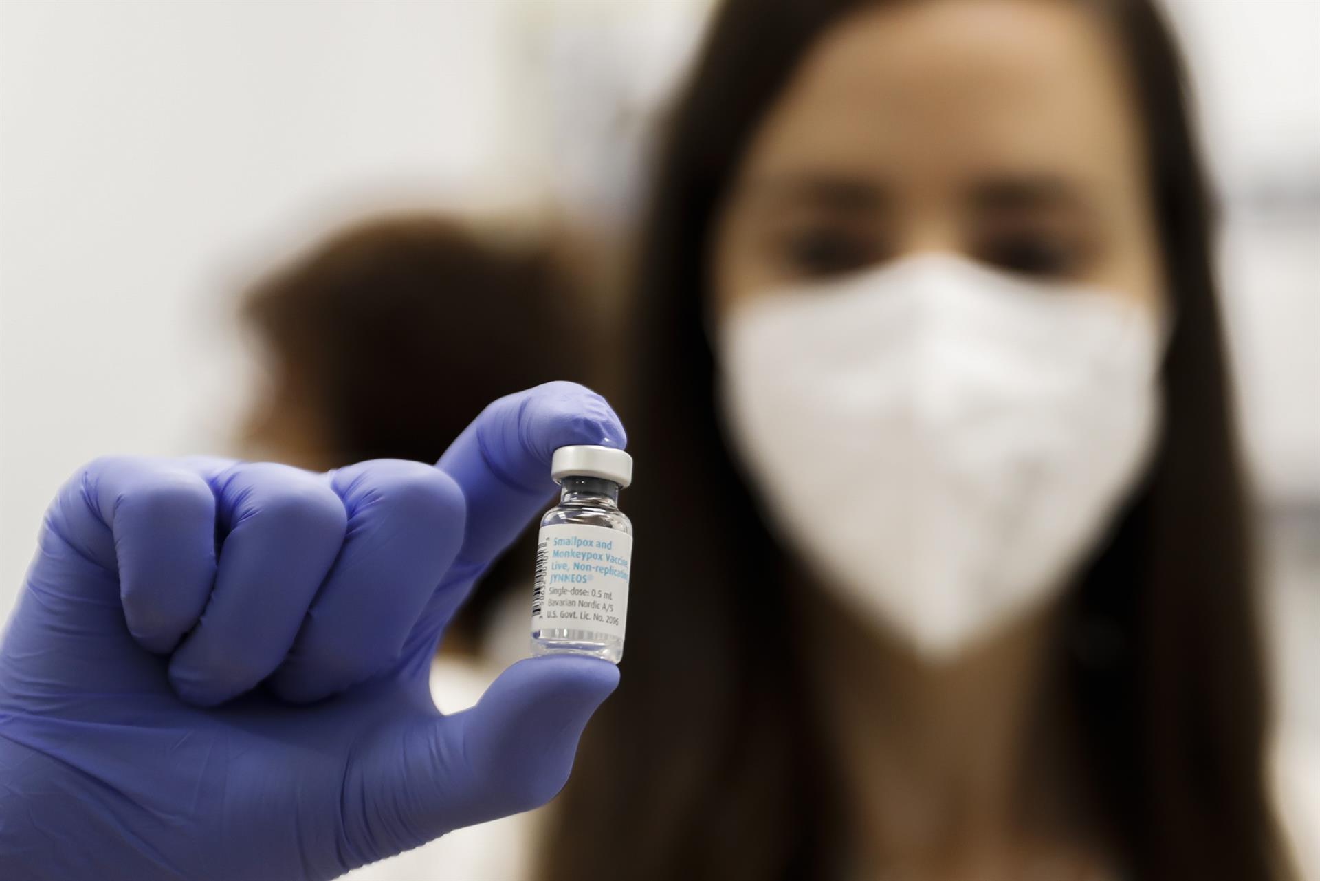 Una enfermera muestra un vial de la vacuna contra la viruela del mono. EFE/Luis Millán/Archivo