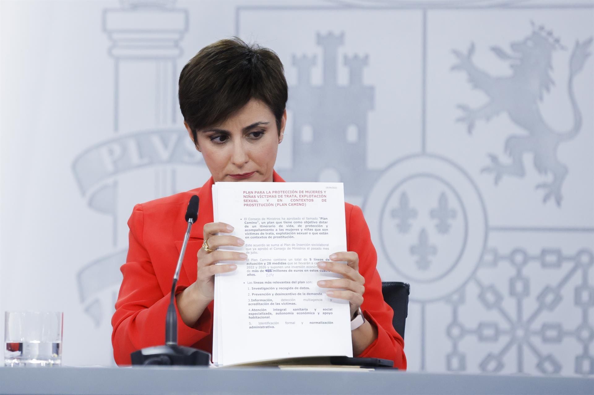 La ministra de Política Territorial, Isabel Rodríguez García, ofrece una rueda de prensa posterior al Consejo de Ministros celebrado, este martes, en el Palacio de la Moncloa en Madrid. EFE/ Juan Carlos Hidalgo