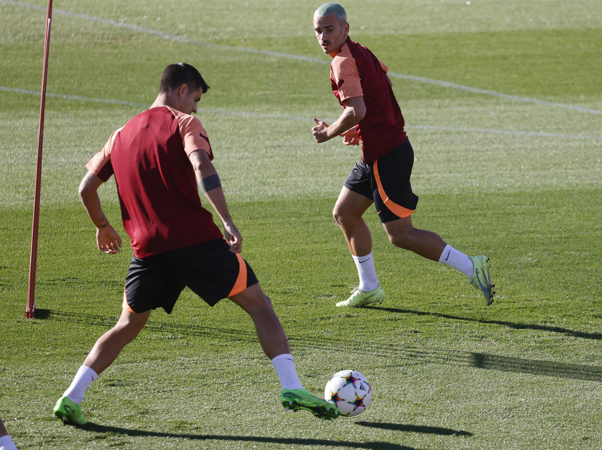 Antoine Griezmann y Álvaro Morata (i), durante el entrenamiento. EFE/Juan Carlos Hidalgo
