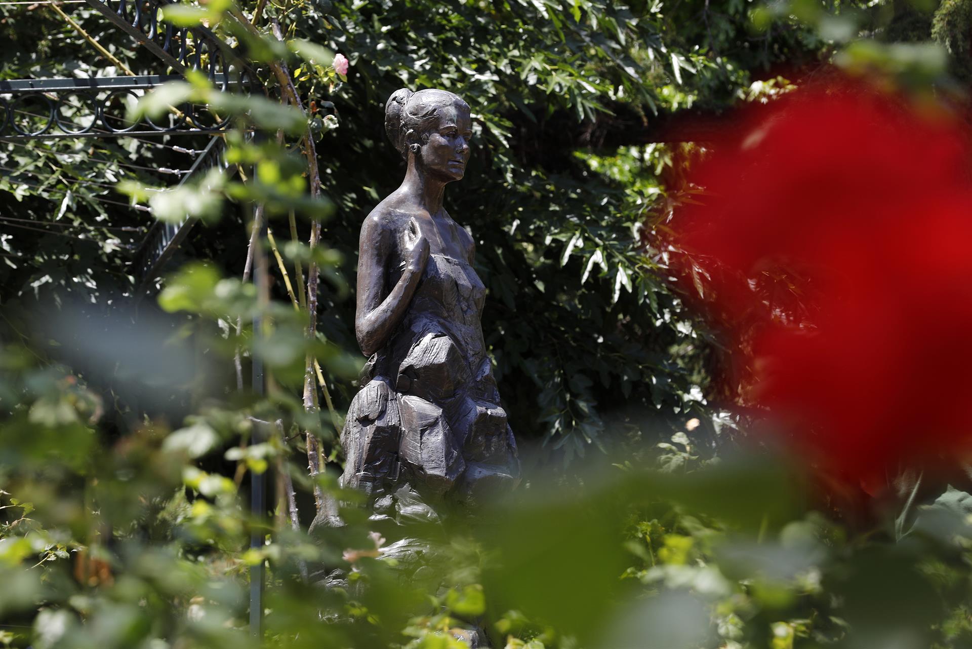A statue of Princess Grace Kelly at the Princess Grace Rose Garden in Monaco, 14 June 2022 (issued 10 September 2022). EFE/EPA/SEBASTIEN NOGIER

