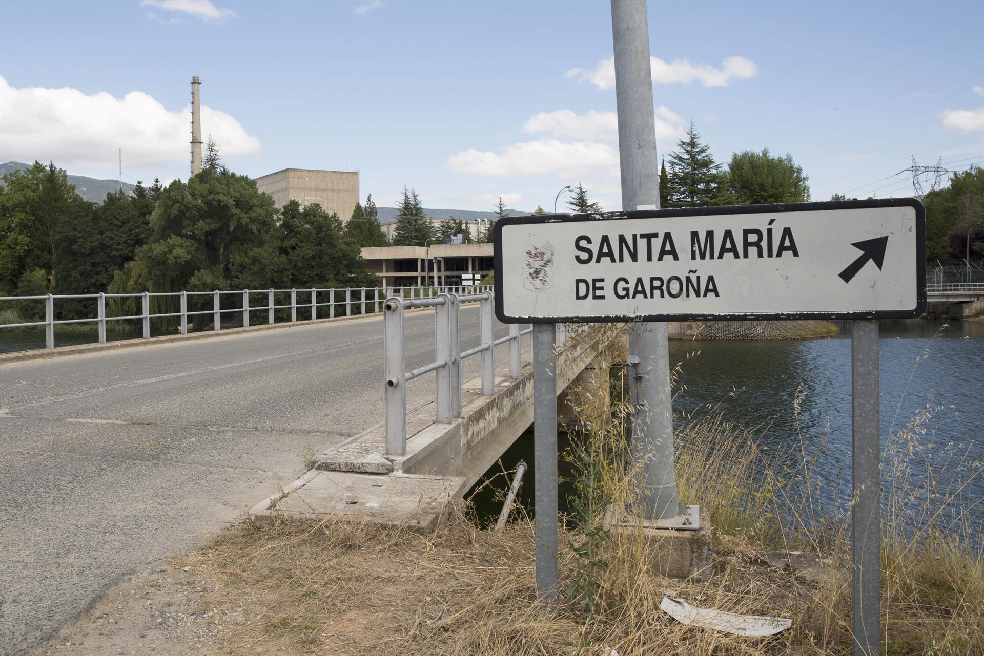 Acceso principal de la central nuclear de Santa María de Garoña (Burgos). EFE