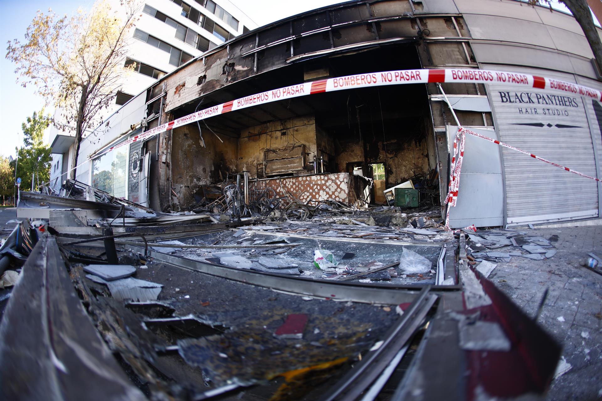 Imagen del pasado 6 de septiembre de la explosión causada en un bar situado en la calle de las Cuevas de Altamira, en el distrito madrileño de Carabanchel. EFE/Rodrigo Jiménez