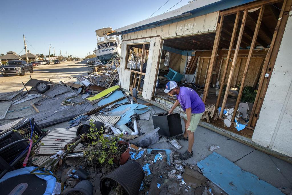 Vista de los destrozos ocasionados por el paso del huracán Ian en la isla de San Carlos, en Fort Myers Beach, Florida (EE.UU.), este 30 de septiembre de 2022. EFE/EPA/Cristobal Herrera-Ulashkevich
