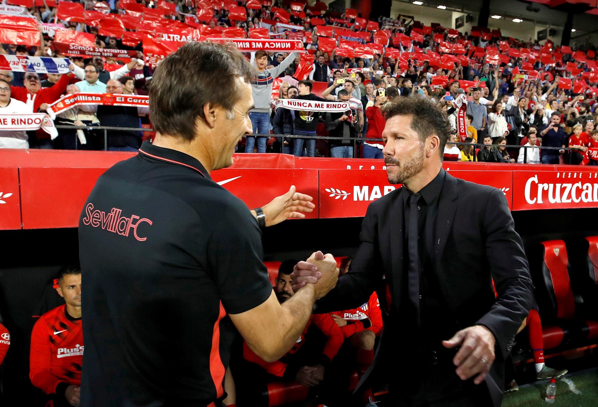 Julen Lopetegui (i), entrenador del Sevilla, y Diego Pablo Simeone, técnico del Atlético de Madrid, se saludan en una fotografía de archivo en el estadio Ramón Sánchez-Pizjuán. EFE/Julio Muñoz