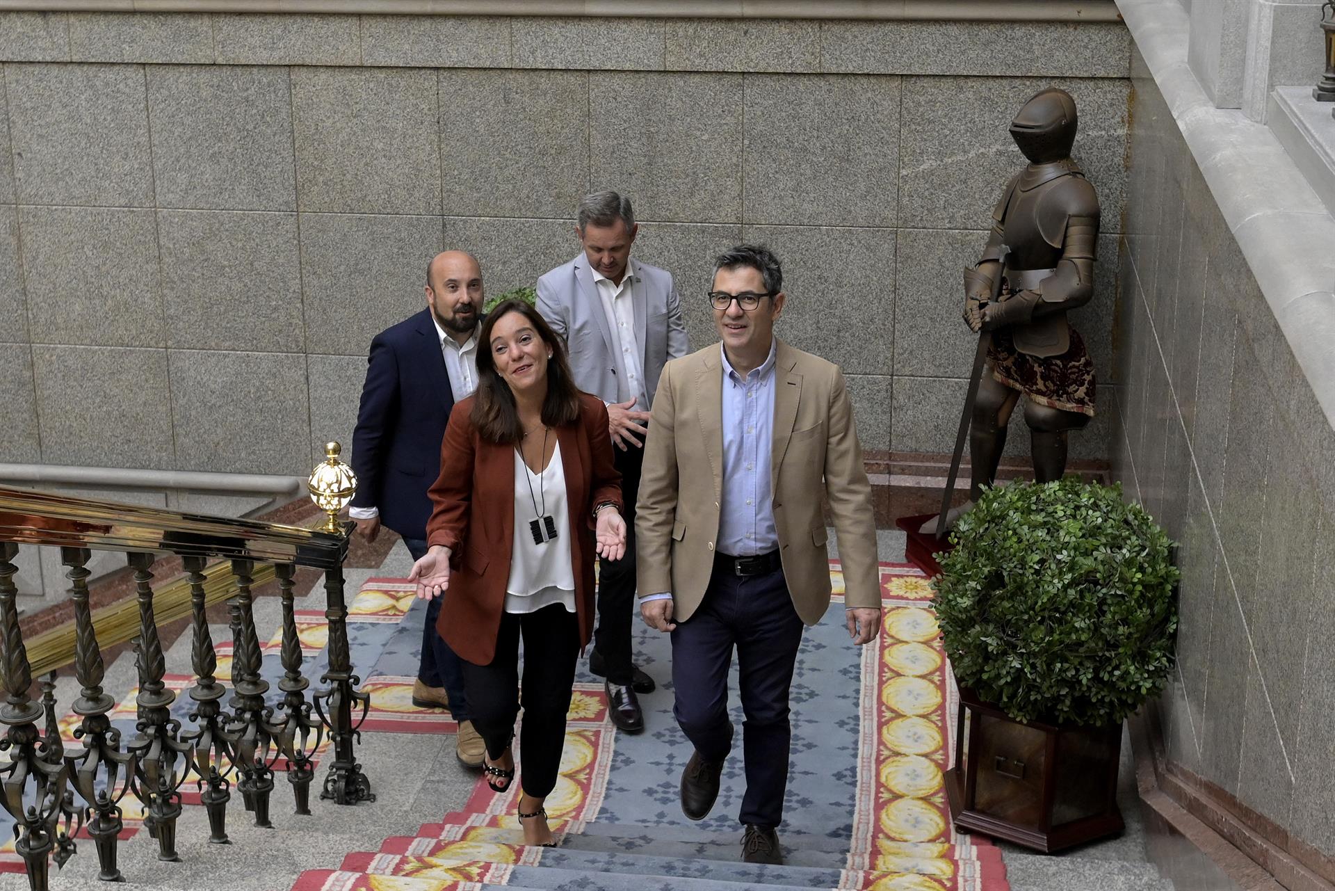El ministro de Presidencia, Félix Bolaños (d), acompañado de la alcaldesa de A Coruña, Inés Rey, durante un acto de la campaña del PSOE 'El Gobierno de la Gente', este domingo en A Coruña. EFE / Moncho Fuentes
