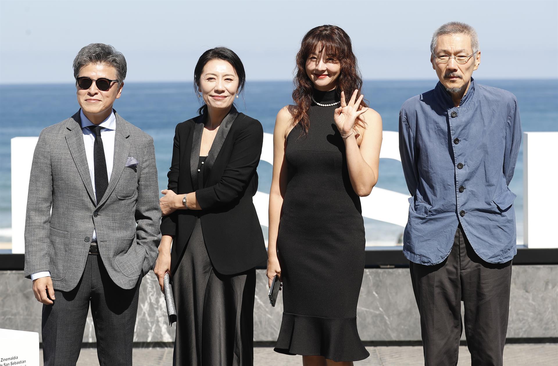 El realizador, Hong Sangsoo (d), posa junto a los actores, Kwon Hae-hyo (i), Cho Yun-Hee (2i), y Song Sun-Mi (2d), antes de presentar su película "Walk up", que compite en la Sección Oficial de la 70 edición del Festival de Cine de San Sebastián . EFE/Juan Herrero.