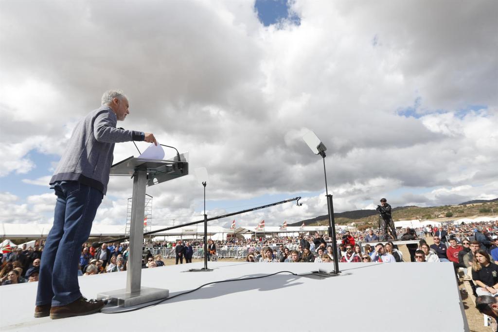 El lehendakari Iñigo Urkullu interviene el acto central del Alderdi Eguna que vuelve a un formato tan original con los asistentes de simpatizantes y militantes del partido en Vitoria, este domingo.  EFE/David Aguilar