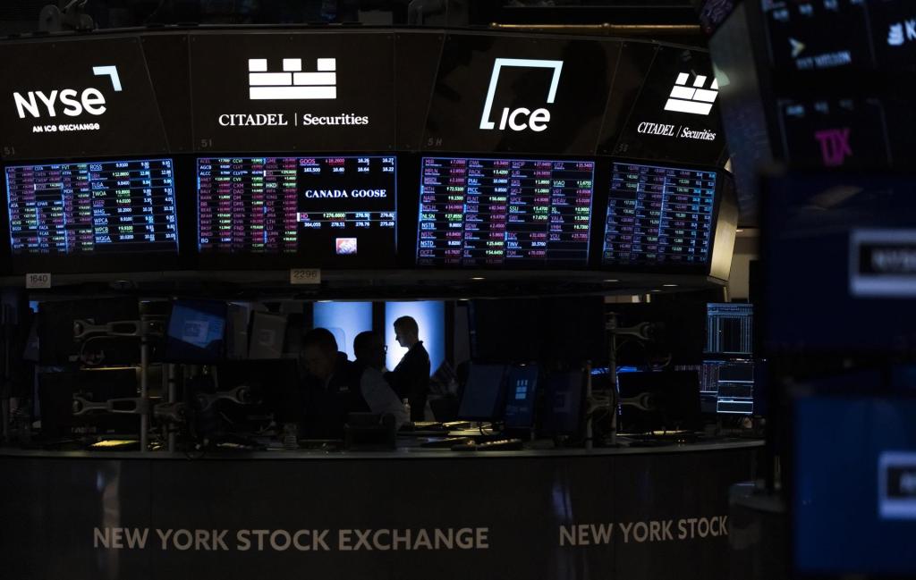 Economistas trabajan en la sede de la Bolsa de Nueva York, el 29 de septiembre de 2022. EFE/Justin Lane

