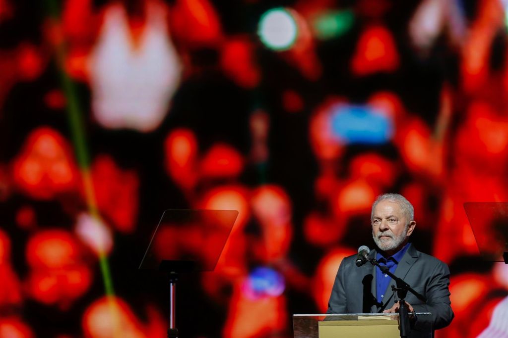 El exmandatario brasileño, Luiz Inácio Lula da Silva, pronuncia un discurso hoy, en un acto con artistas e intelectuales en Sao Paulo (Brasil). EFE/Fernando Bizerra
