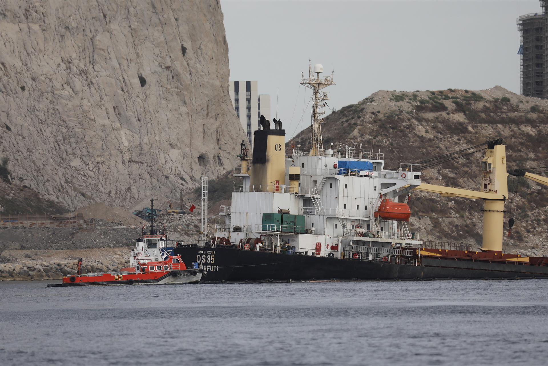 El buque "OS 35" varado en aguas cercanas al Peñón de Gibraltar. EFE/A. Carrasco Ragel/ARCHIVO