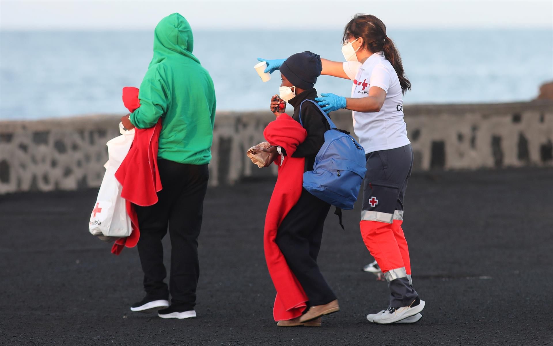 Foto de archivo de la llegada a Lanzarote de 105 inmigrantes de origen subsahariano y magrebí, entre ellos una niña, rescatados por Salvamento Marítimo en la noche del 5 de septiembre. EFE/Adriel Perdomo