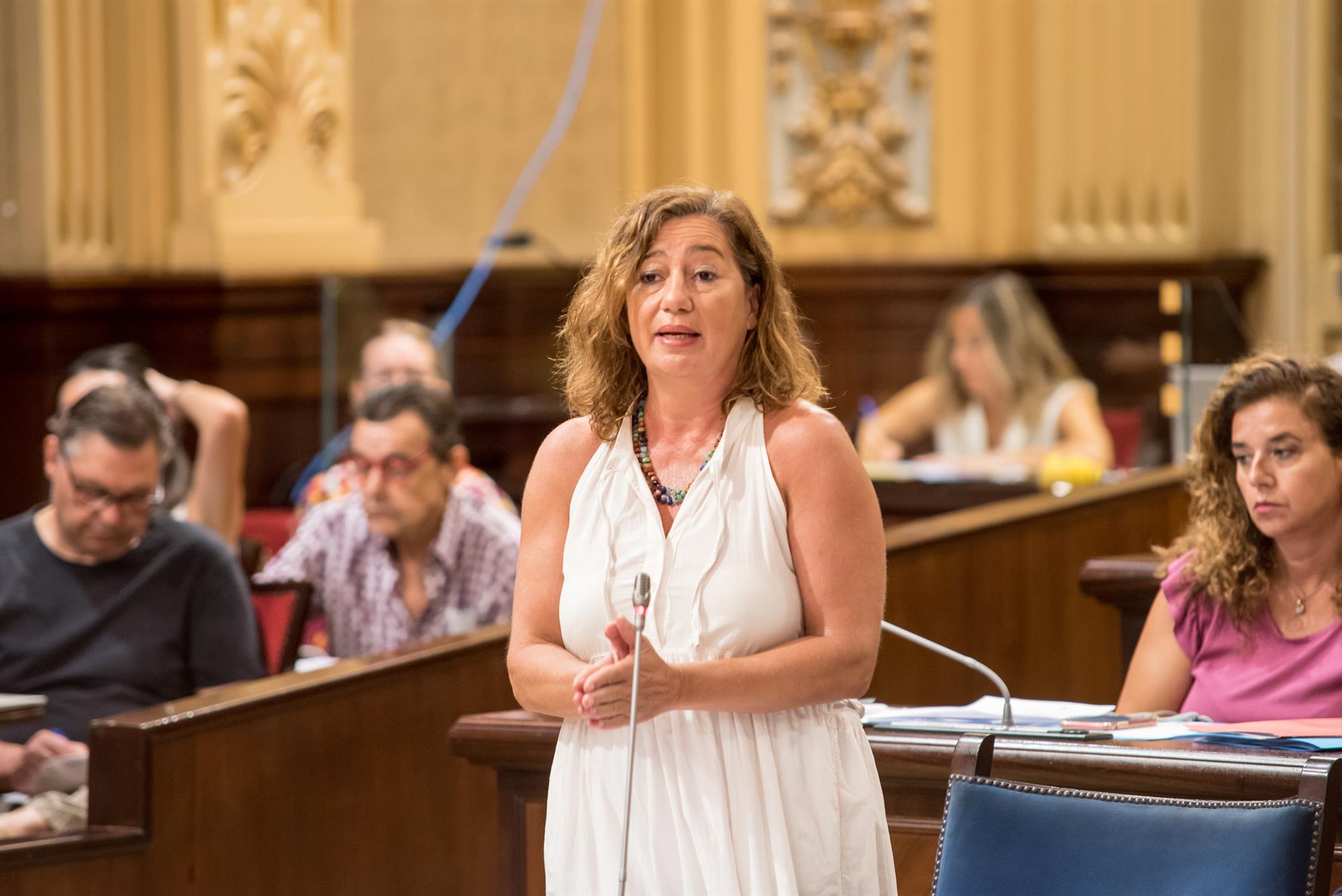 La presidenta del Gobierno Balear, Francina Armengol, durante su intervención en el pleno del Parlament balear. EFE/ Atienza