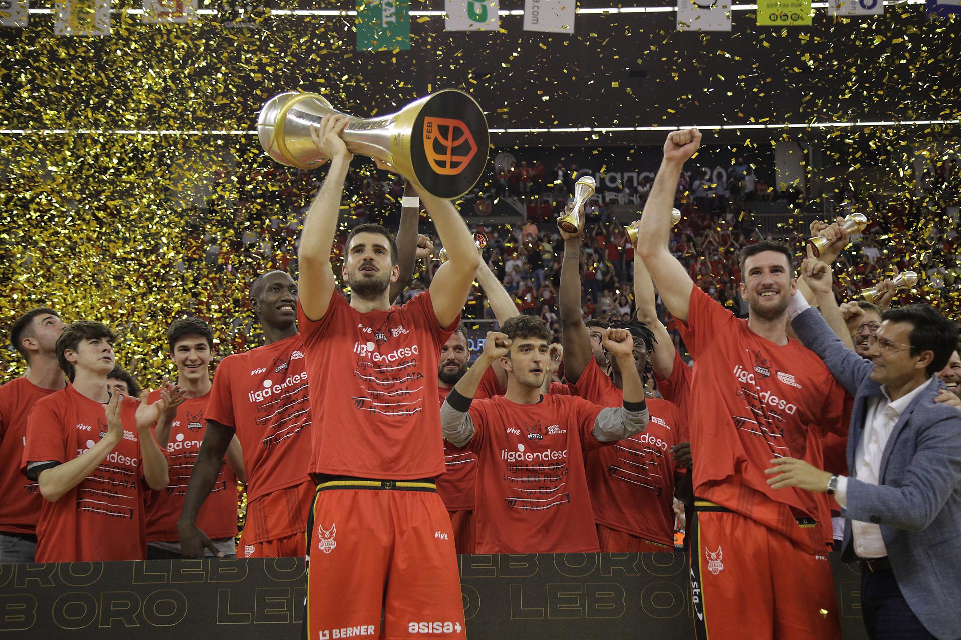 Los jugadores del Covirán Granada celebran la victoria ante el CB Almansa y la consecución de la Liga LEB Oro y el ascenso  a la ACB. EFE/Pepe Torres/Archivo.