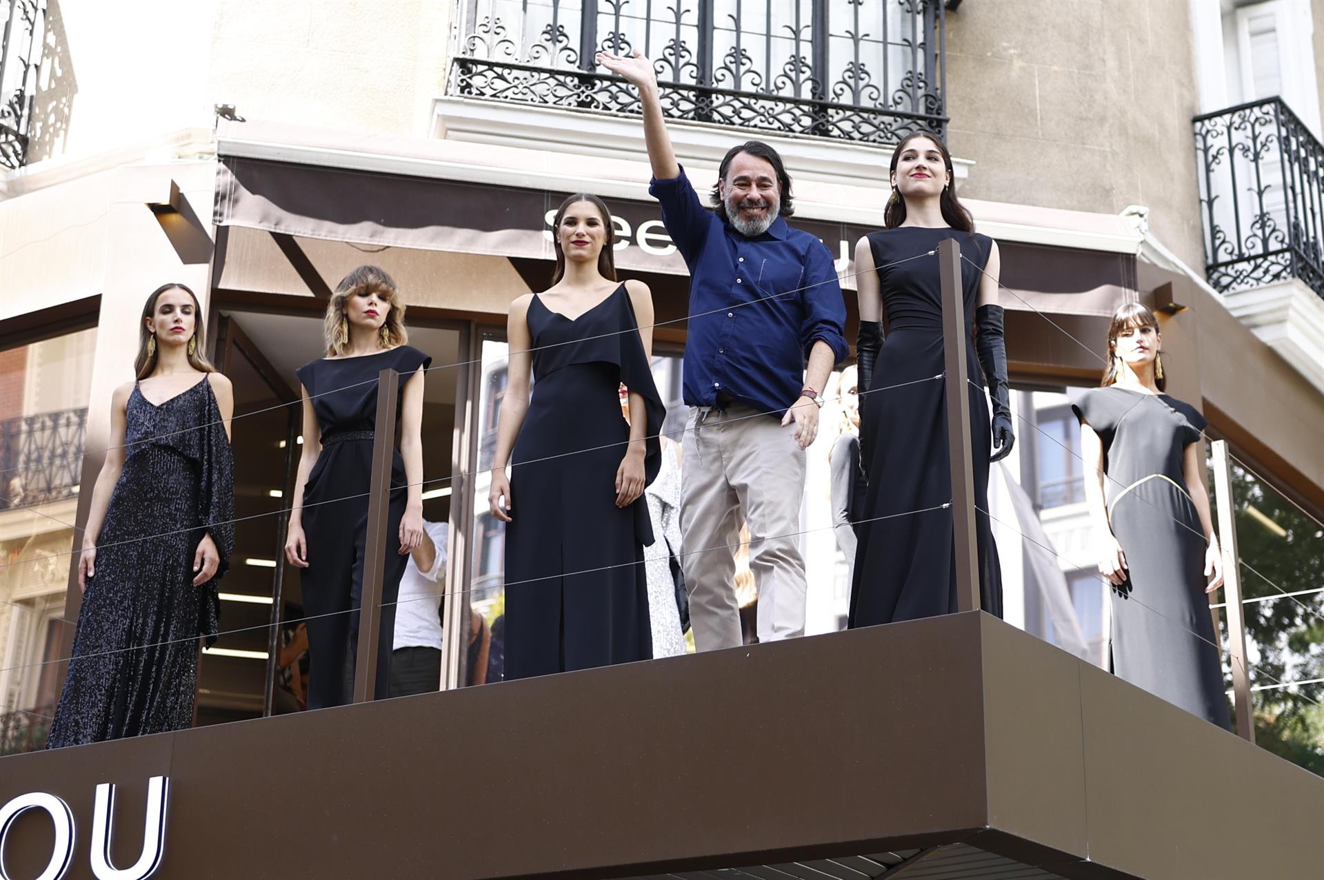 El diseñador Juanjo Oliva saluda junto a varias de sus modelos durante el desfile de presentación de su nueva colección para la firma See Iou, este viernes, en una tienda de la marca en Madrid. EFE/ Rodrigo Jiménez