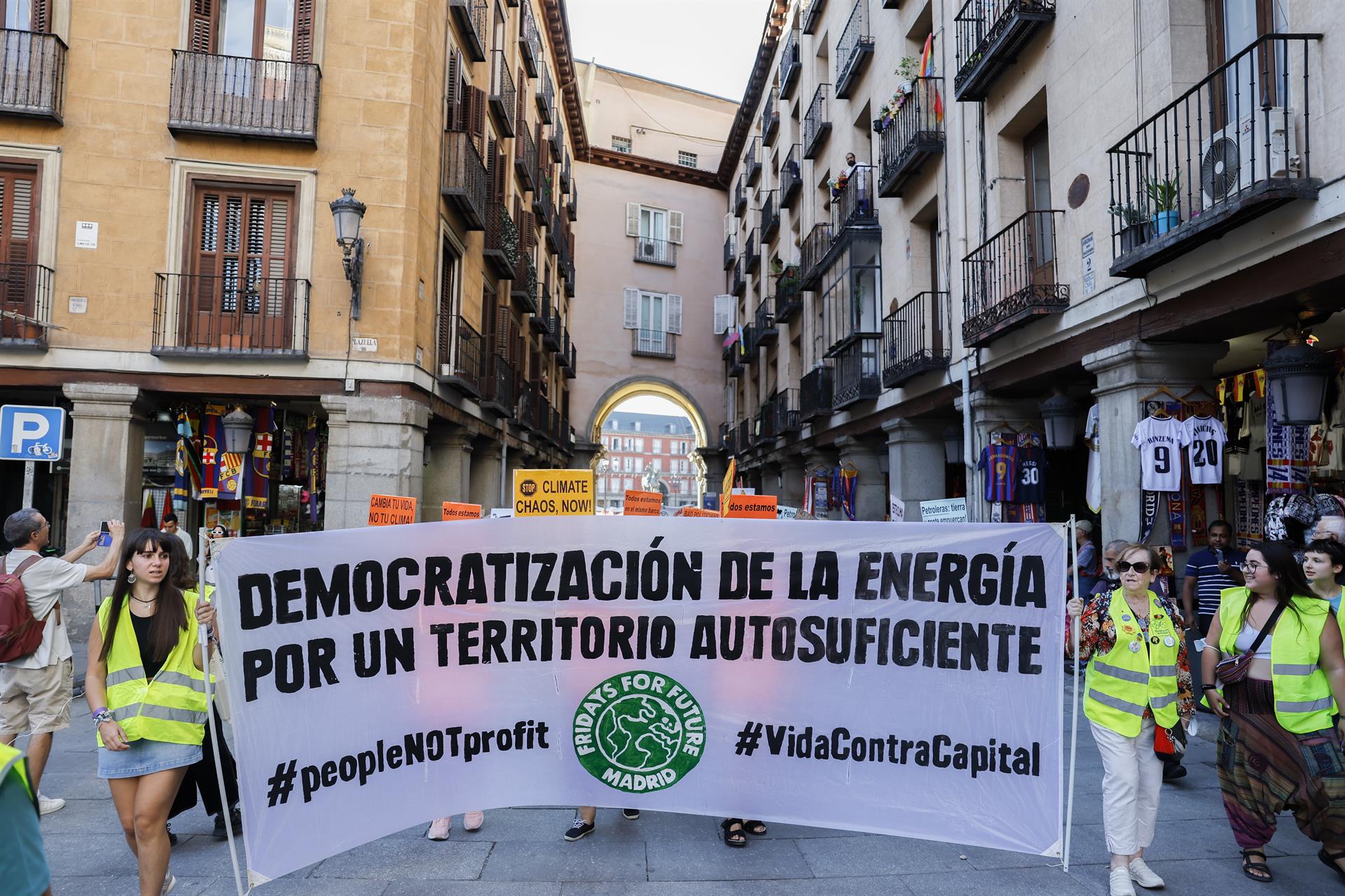 Integrantes de Juventudes por el Clima Madrid participan en la manifestación de jóvenes convocada a nivel mundial por el movimiento Fridays For Future, este viernes en la Plaza Mayor de Madrid. EFE/ Juanjo Martín
