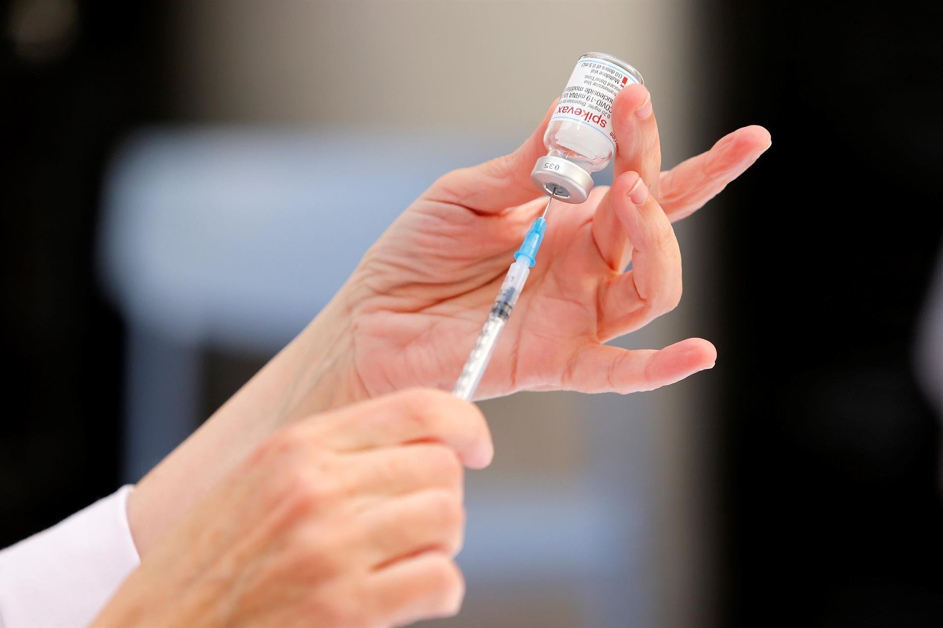 Un sanitario prepara una dosis de la vacuna contra la covid-19. EFE/Archivo