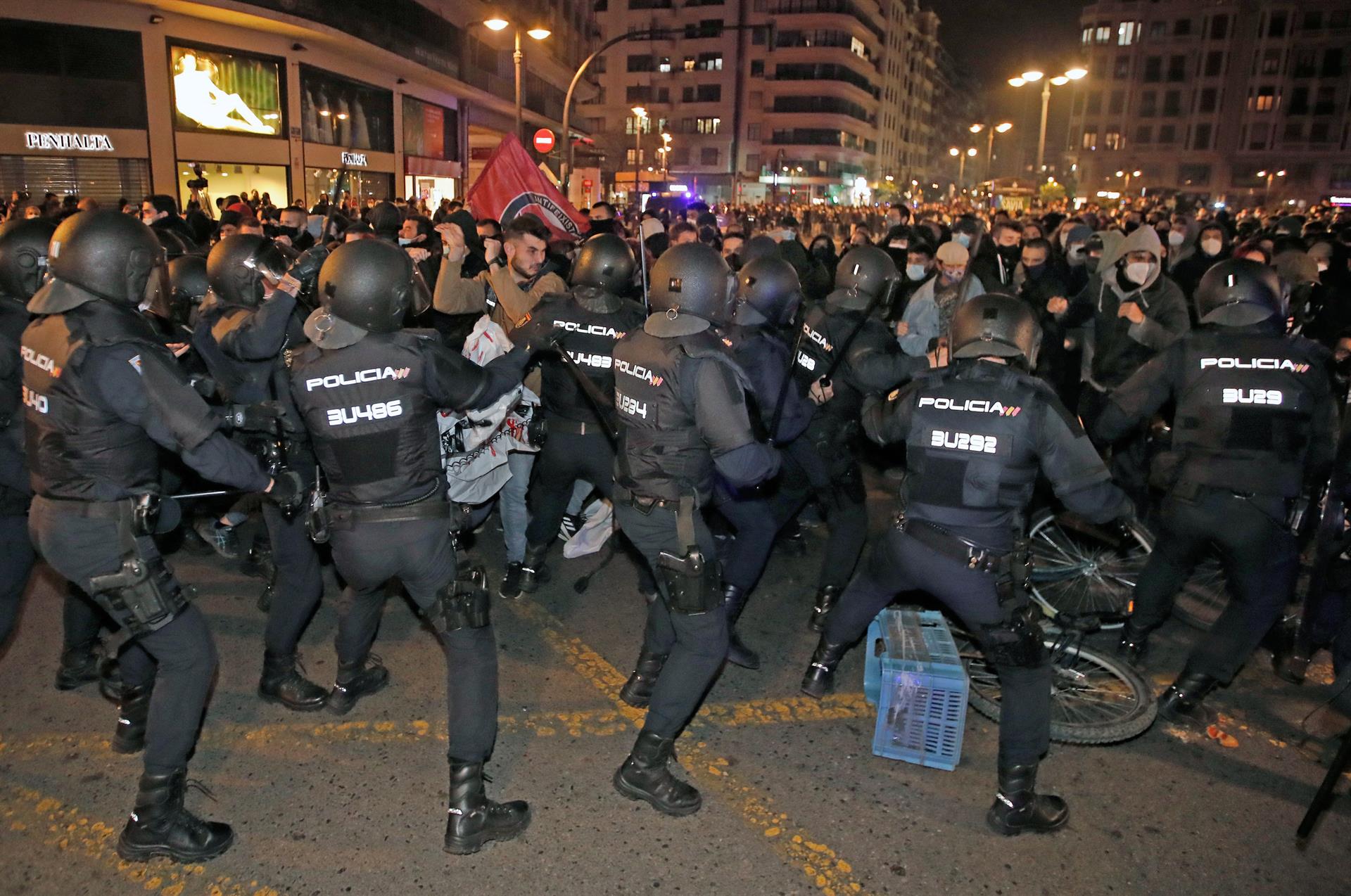 La Policía antidisturbios carga contra los manifestantes durante la concentración convocada en València en protesta por la detención e ingreso en prisión del rapero Pablo Hasel, en una imagen del 18 de febrero de 2021. EFE/ Biel Aliño