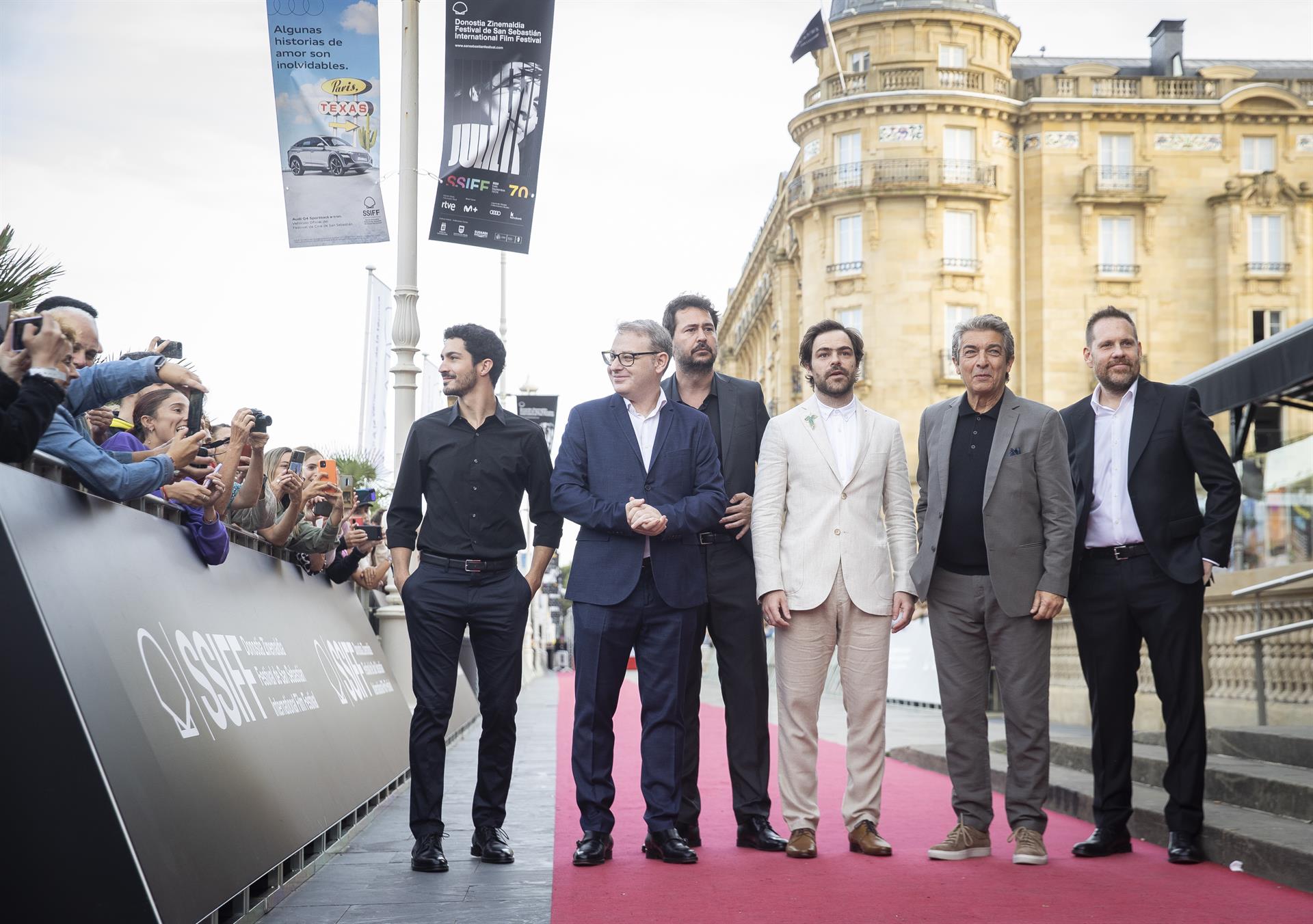 El director Santiago Mitre (3i), los productores Federico Posternak (d) y Axel Kuschevatzky (2i), y los actores Ricardo Darín (2d), Chino Darín (i) y Peter Lanzani (3d), posan en la alfombra roja del Festival de Cine de San Sebastián, donde presentaron su película "Argentina, 1985". EFE/ Javier Etxezarreta