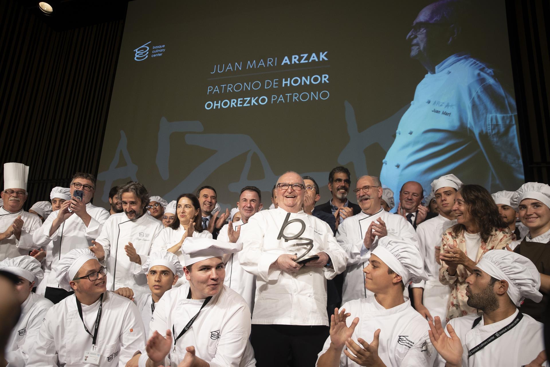 La gastronomía vasca ha homenajeado este martes al cocinero Juan Mari Arzak (c), quien será nombrado patrono de honor del Basque Culinary Center, durante la celebración del primer gran evento organizado en San Sebastián por la plataforma "Mantala". EFE/ Javier Etxezarreta
