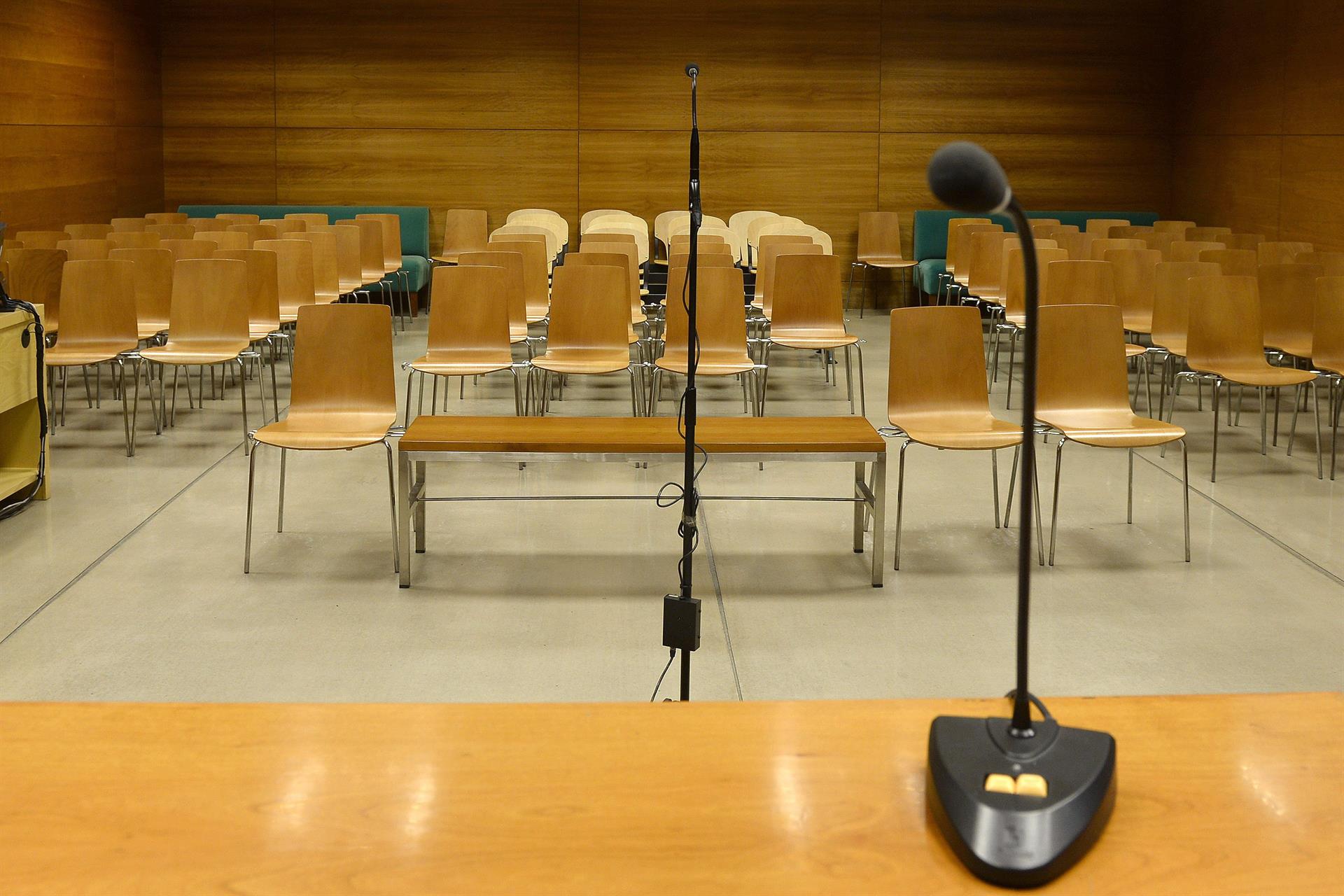Vista de una sala de juicios vacía. EFE/Nacho Gallego/Archivo