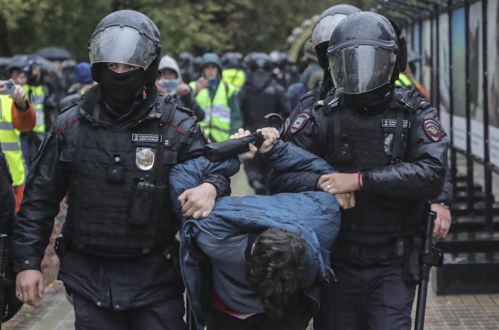 Policías rusos detienen a una persona que participa en una protesta no autorizada contra la movilización militar parcial de Rusia debido al conflicto en Ucrania, en el centro de Moscú, Rusia, el 24 de septiembre de 2022. EFE/EPA/MAXIM SHIPENKOV

