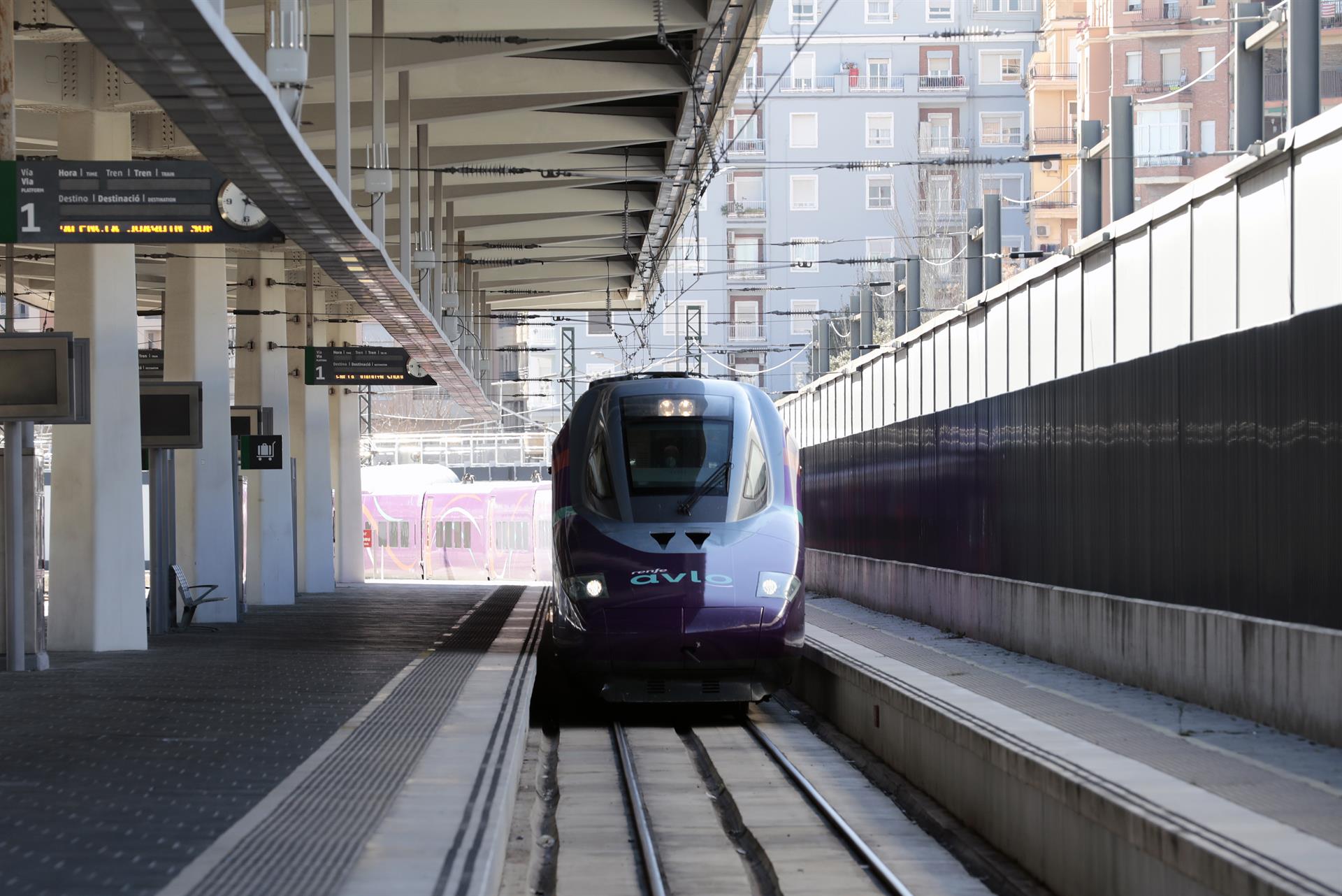Un tren llega a la estación Joaquín Sorolla de Valencia. EFE/ Ana Escobar