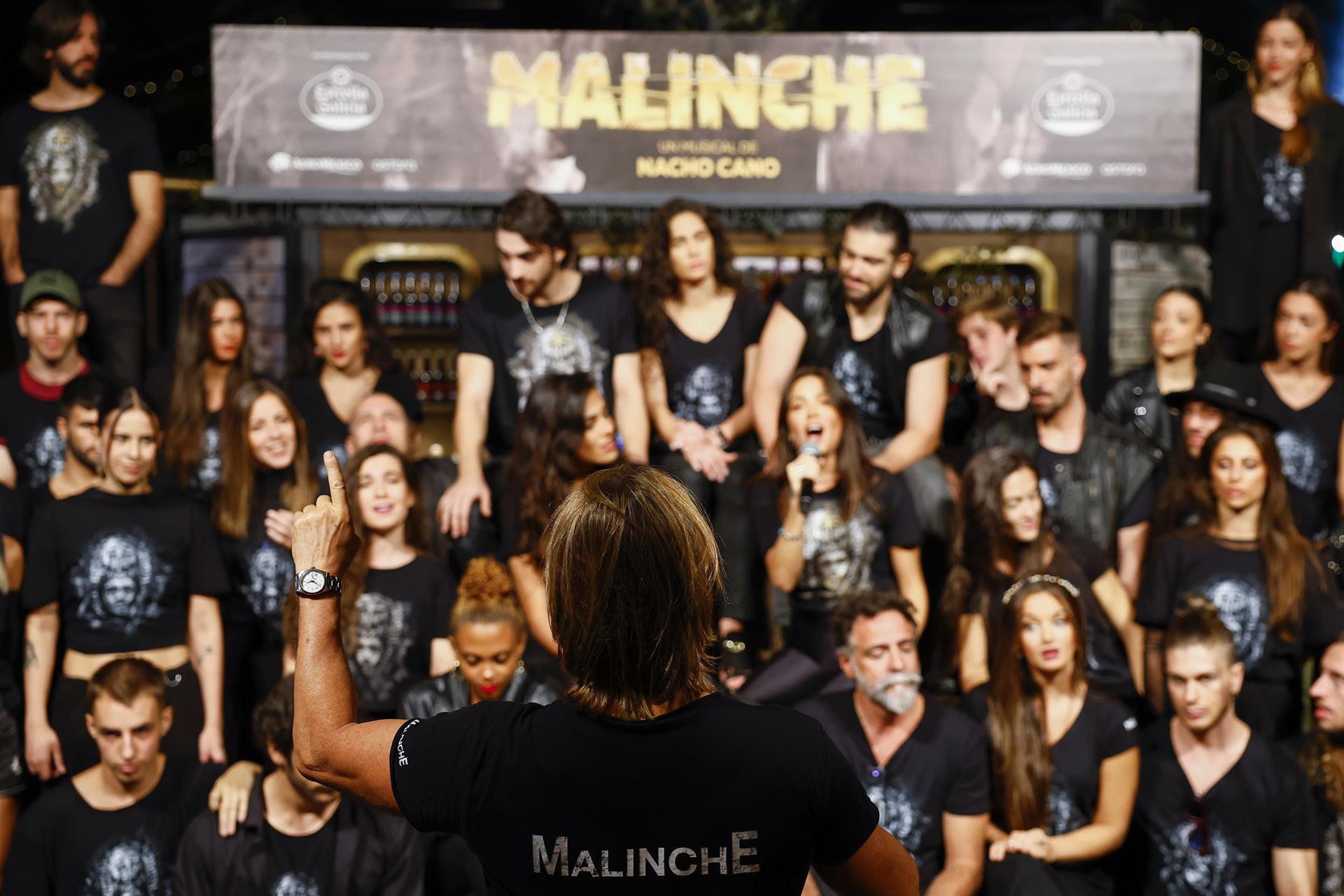 El músico Nacho Cano (de espaldas) dirige al elenco de su nuevo espectáculo, "Malinche", durante la rueda de prensa de su presentación este miércoles en Madrid.
